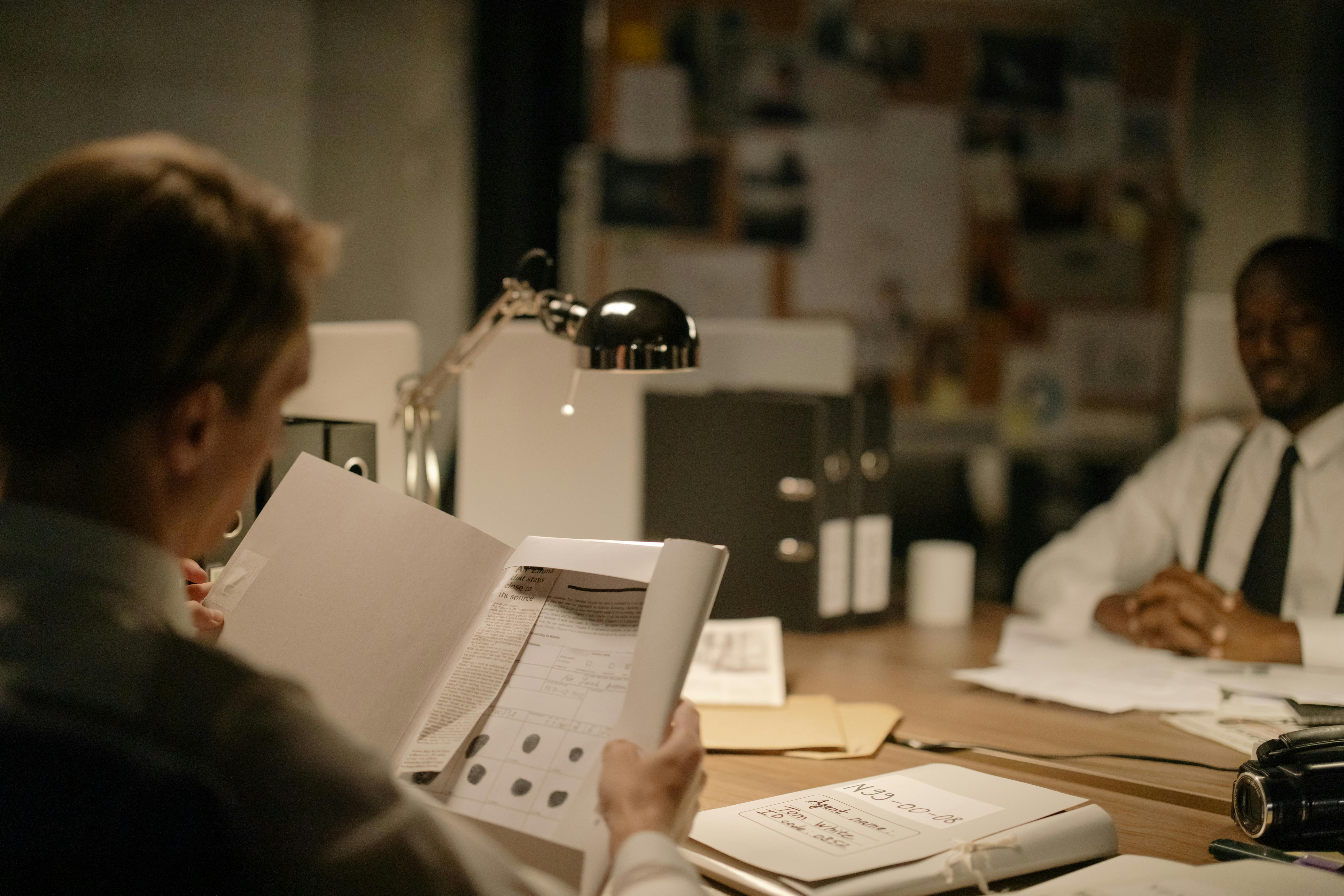 Un homme assis à son bureau | Source : Pexels