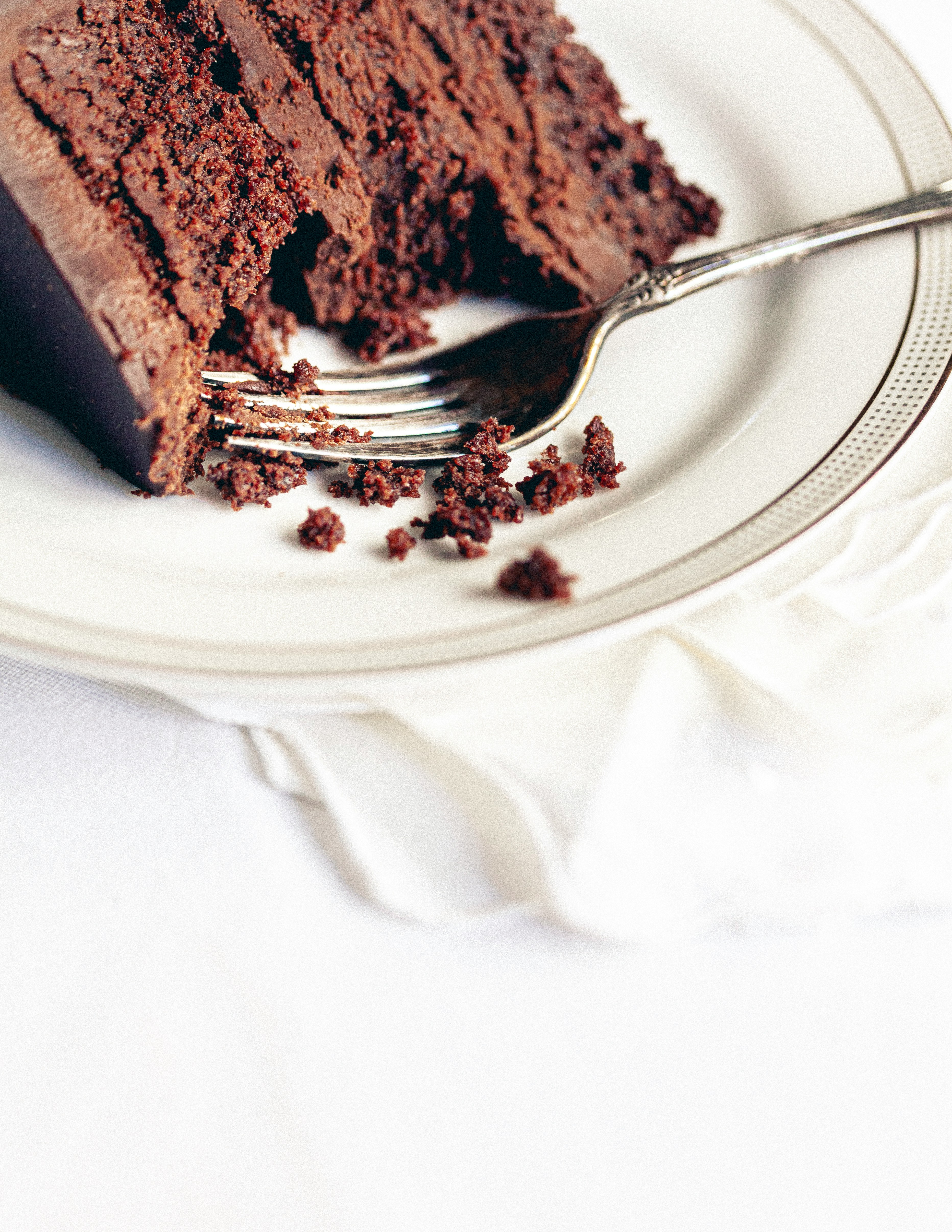 Une tranche de gâteau au chocolat | Source : Unsplash