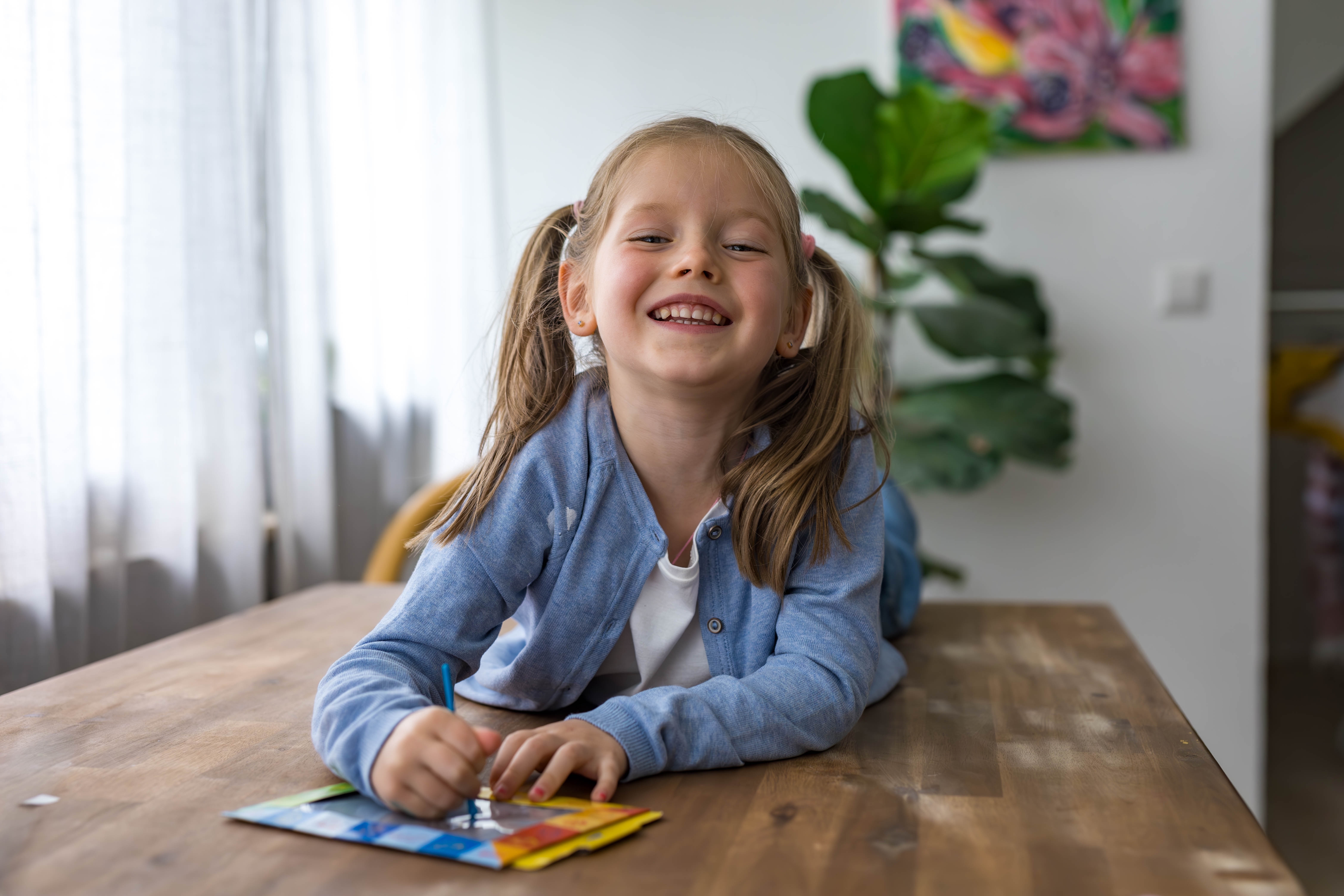 Une petite fille souriante | Source : Shutterstock