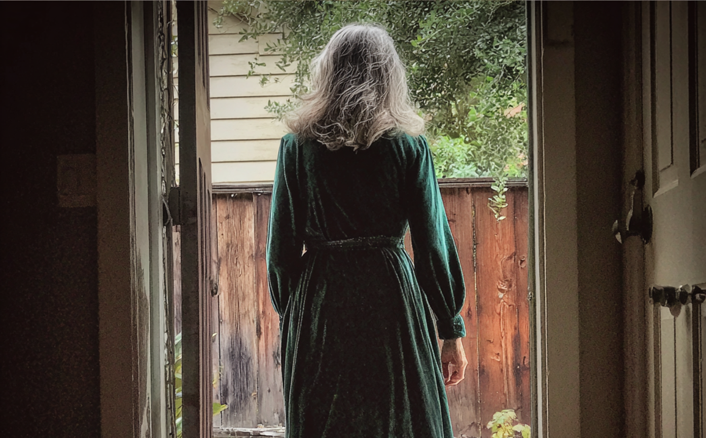 Une femme sortant d'une maison | Source : Midjourney