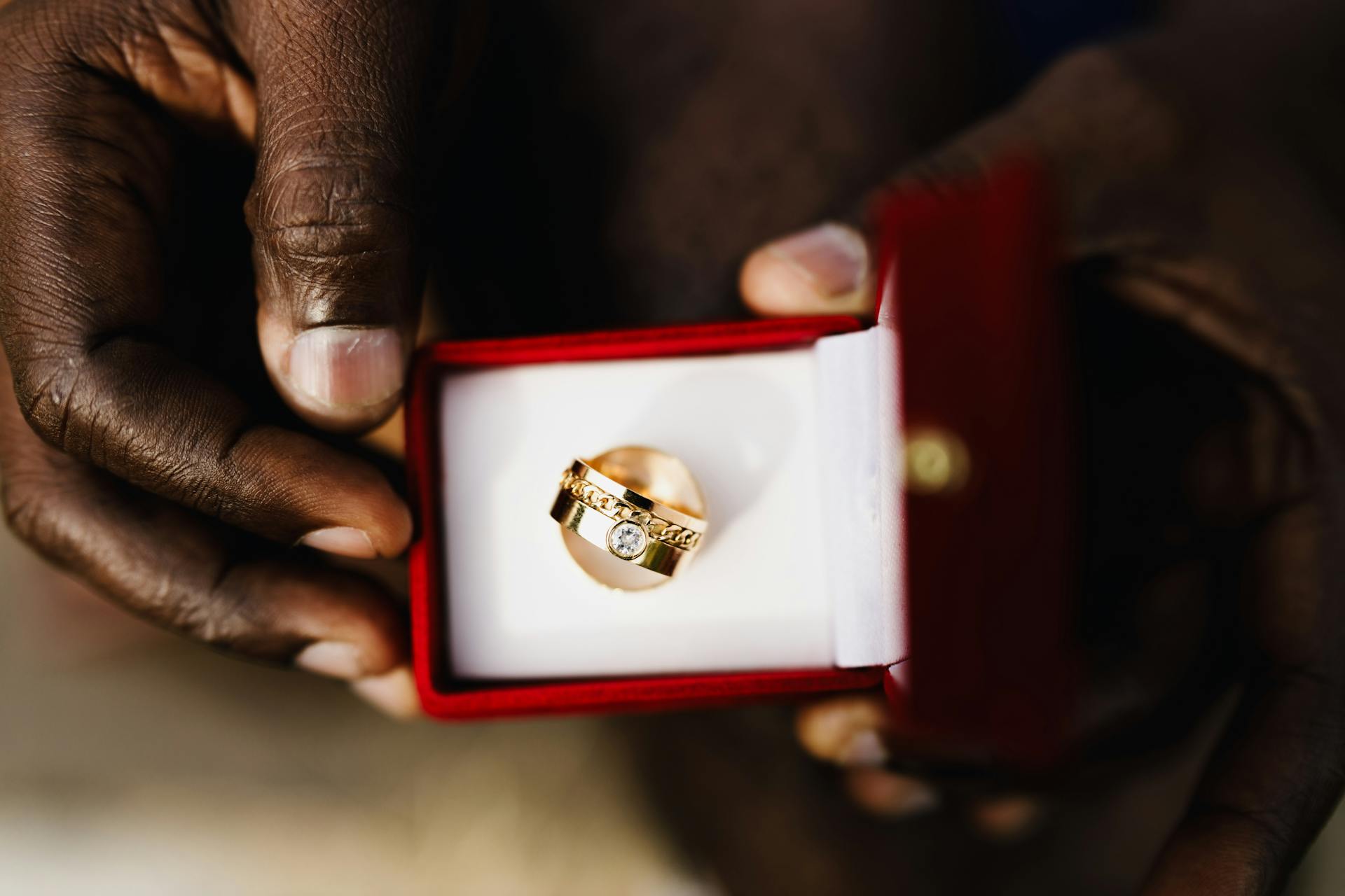 Un homme tenant une boîte à bagues ouverte | Source : Pexels