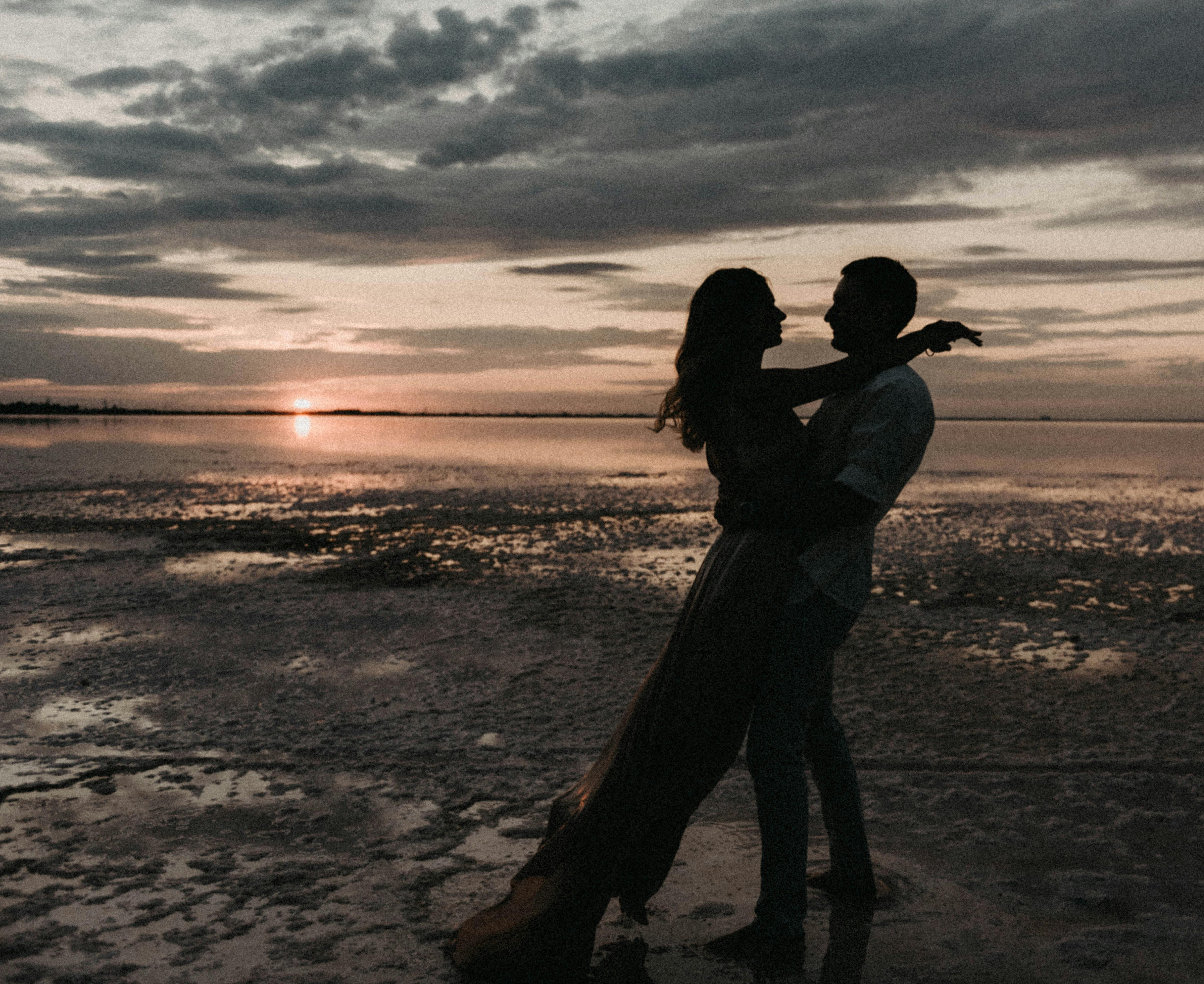 Couple dansant sur la plage | Source : Pexels