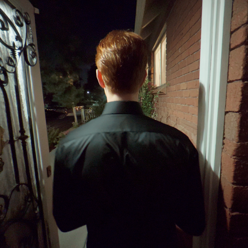 Un homme sortant d'une porte d'entrée | Source : Midjourney