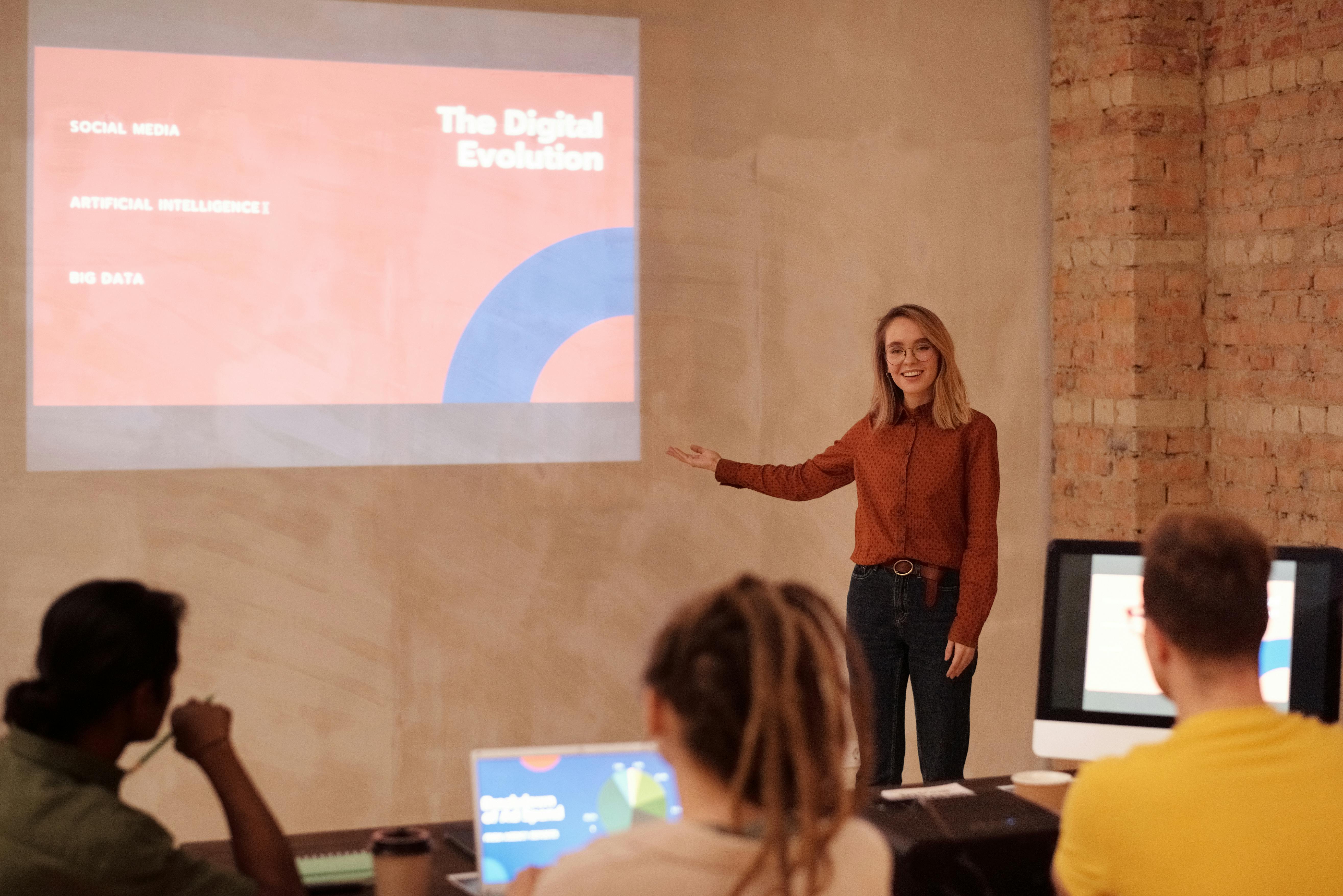 Une femme faisant une présentation | Source : Pexels