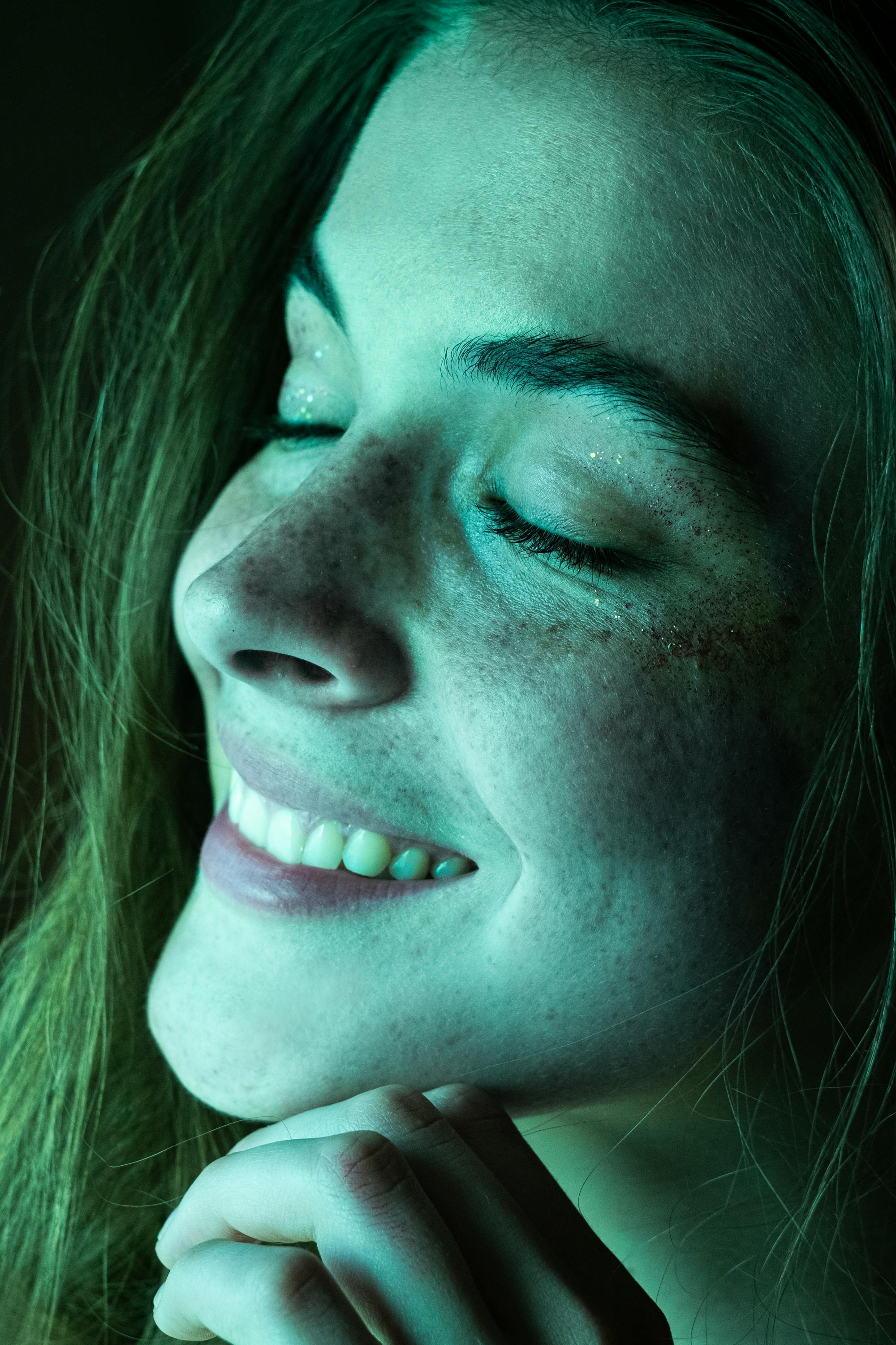 Gros plan sur une jeune femme souriante | Source : Pexels