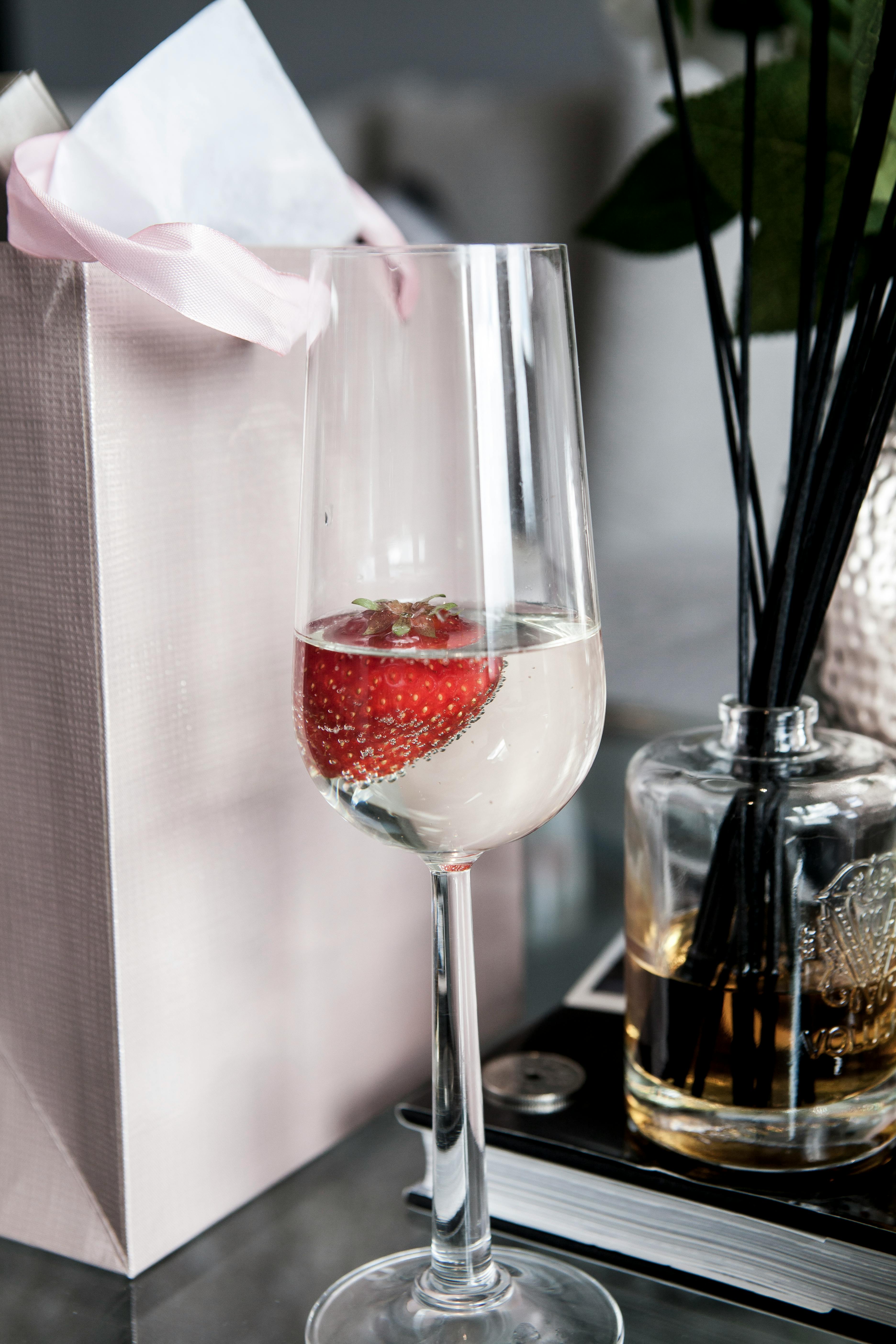 Un sac cadeau sur une table | Source : Pexels