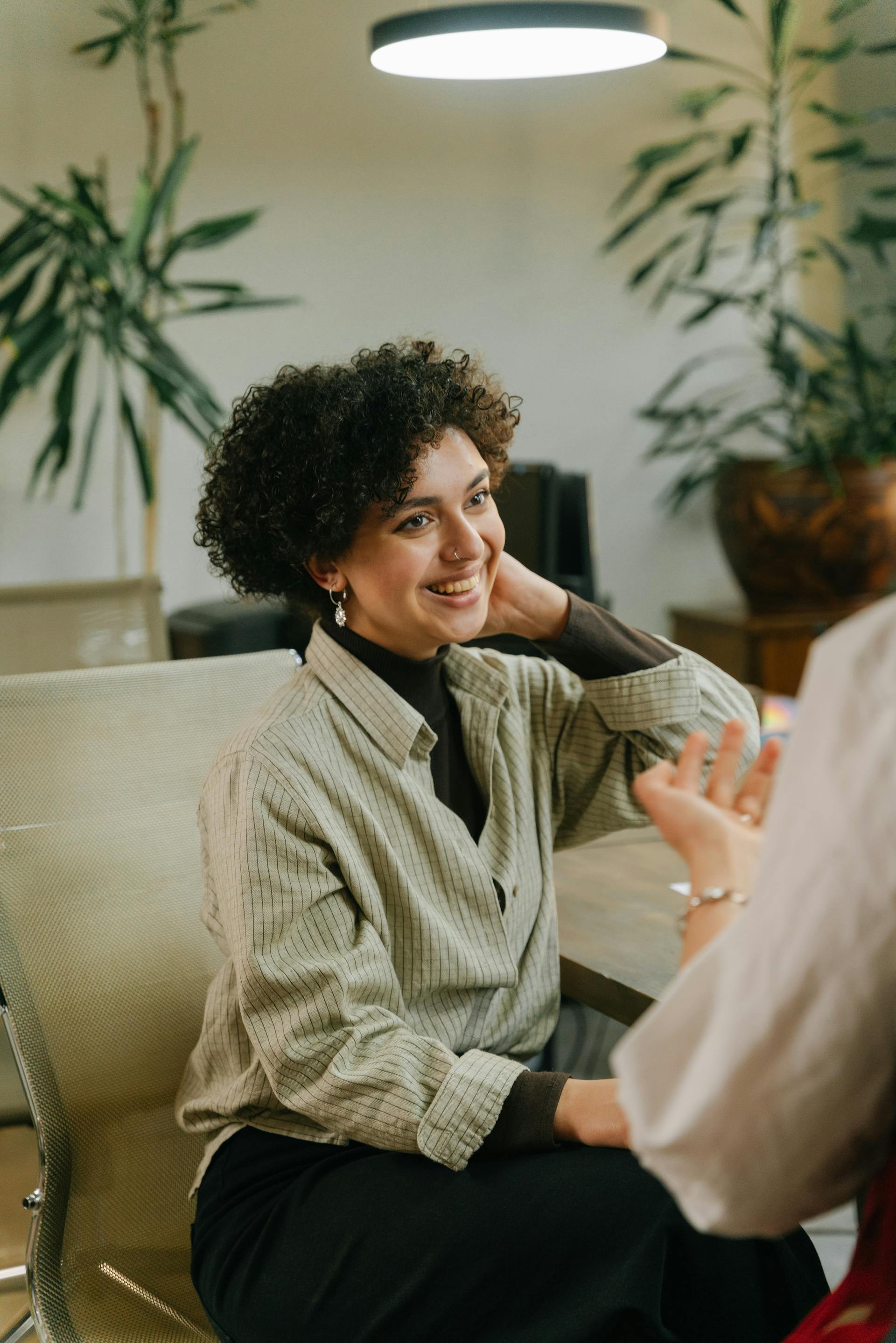 Une femme qui parle à une autre femme | Source : Pexels