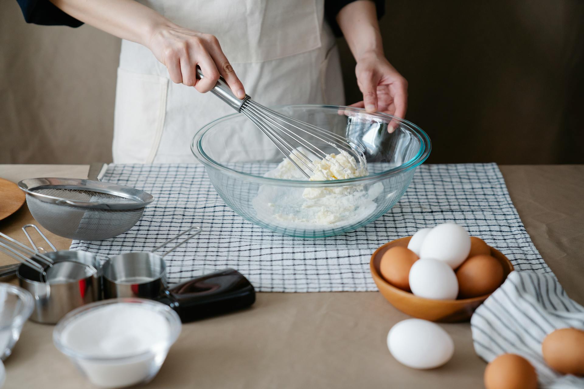 Une femme qui prépare un gâteau | Source : Pexels
