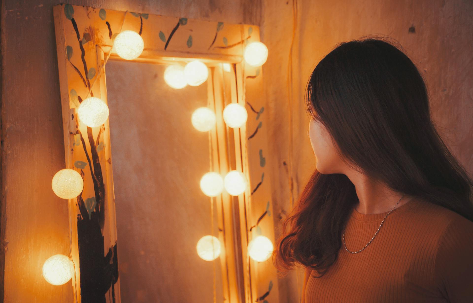 Une femme se regardant dans un miroir | Source : Pexels