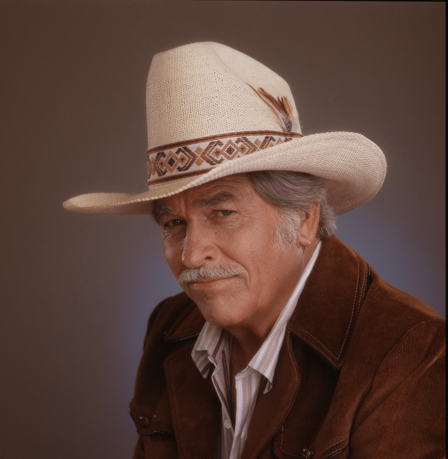 Howard Keel photographié en tant que Clayton Farlow dans « Dallas » le 5 juillet 1984. | Source : Getty Images