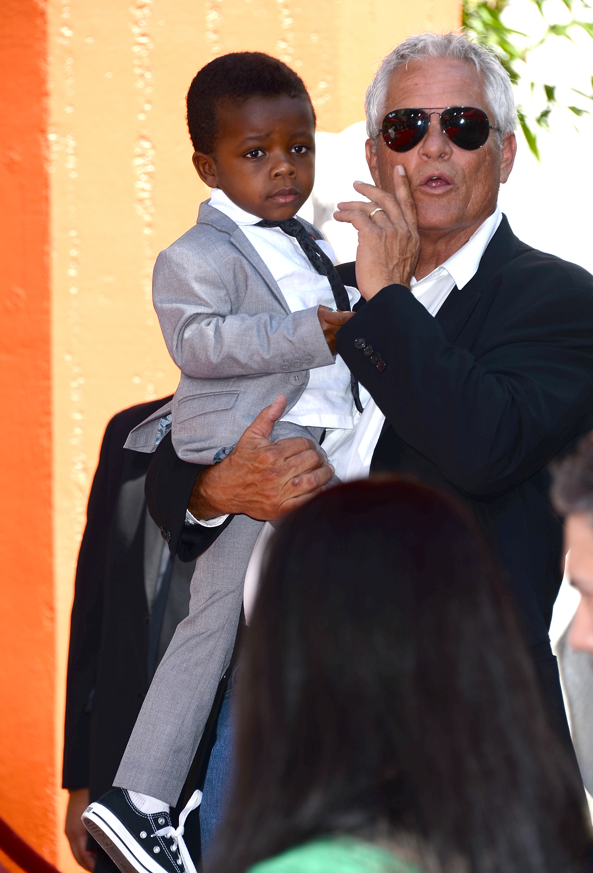 Louis Bardo Bullock lors de la cérémonie d'empreintes de mains et de pieds de Sandra Bullock au TCL Chinese Theatre, le 25 septembre 2013, à Hollywood, en Californie. | Source : Getty Images