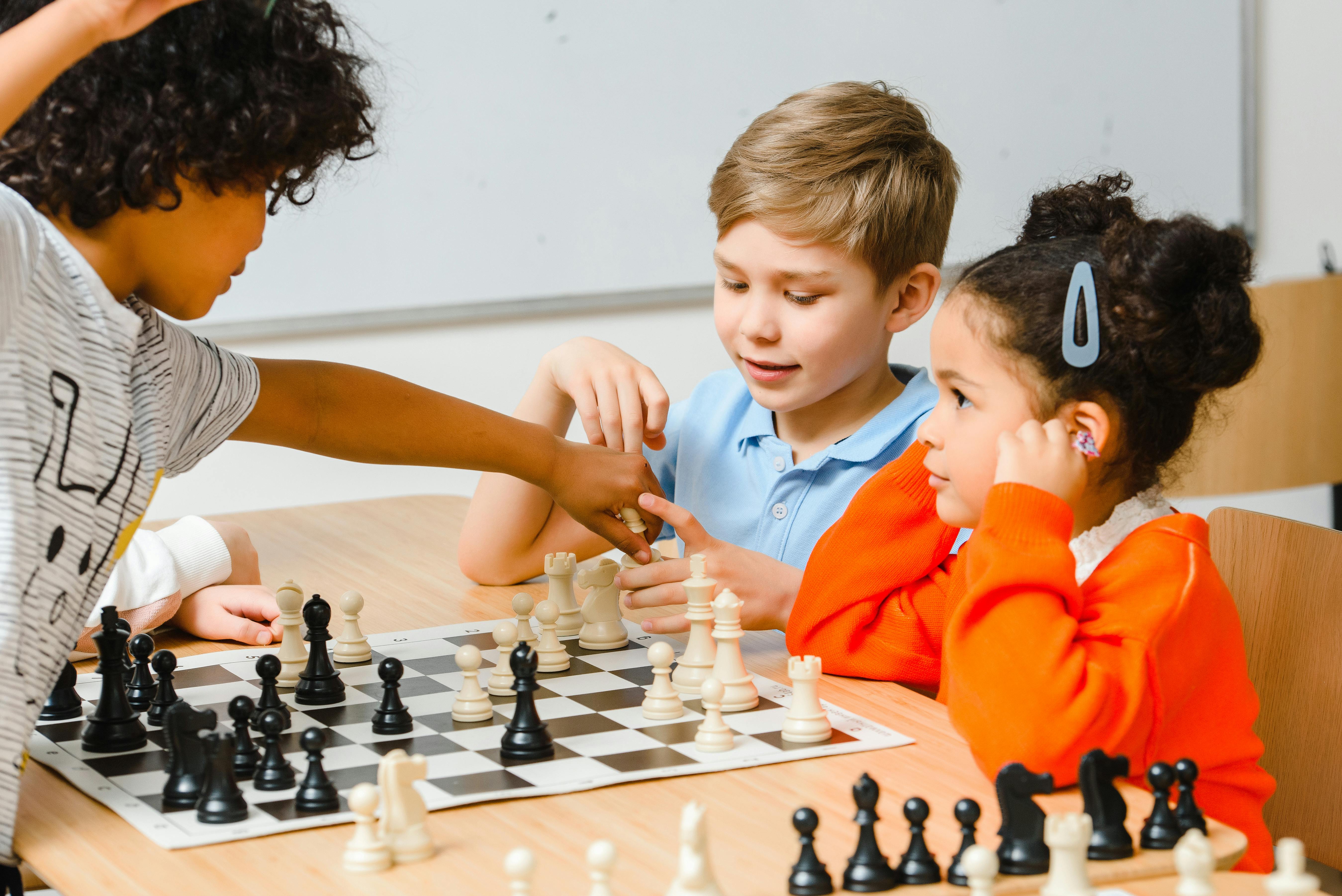 Des enfants jouent ensemble aux échecs | Source : Pexels