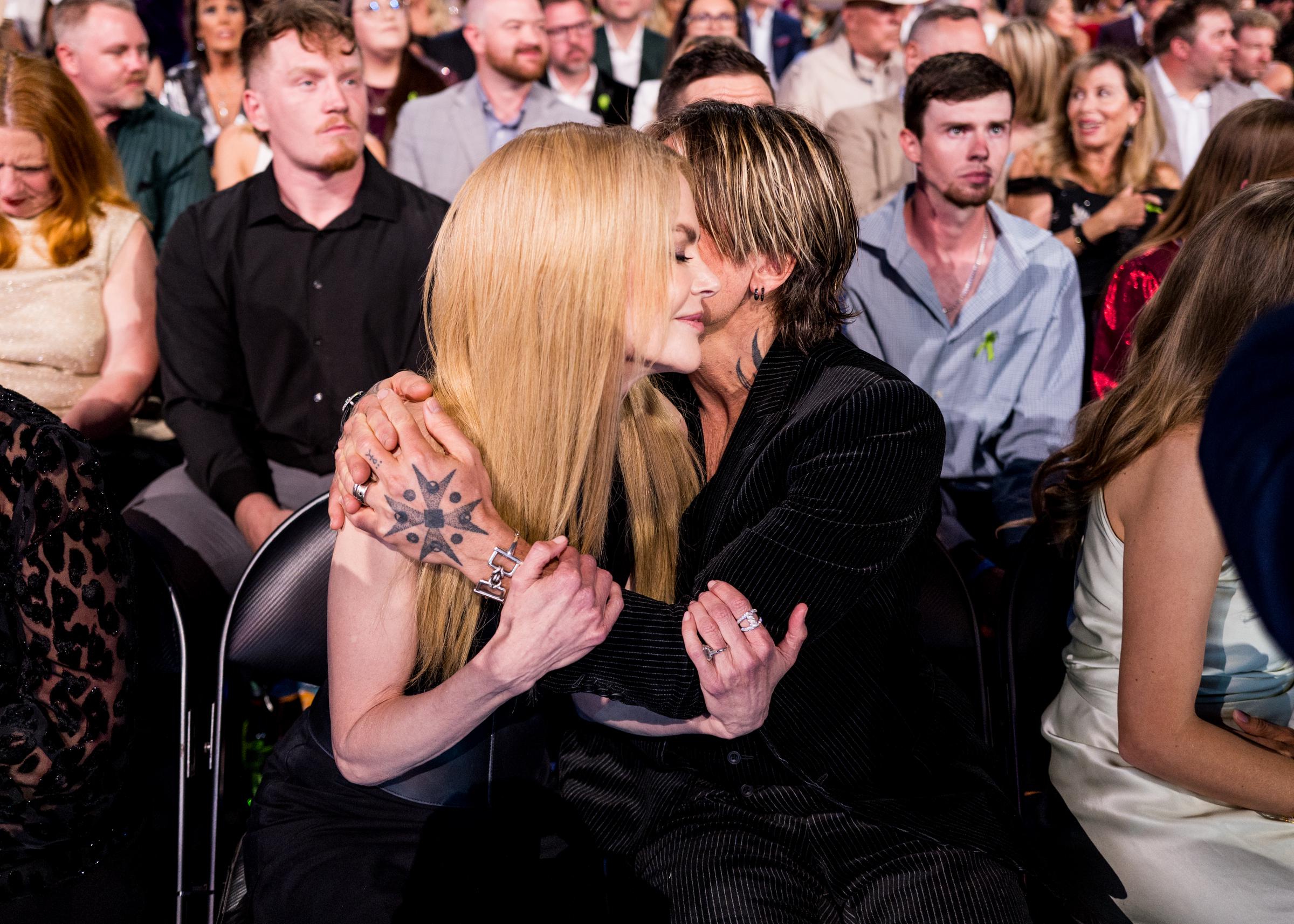 Keith Urban embrasse Nicole Kidman dans le public lors de la 60e cérémonie des Academy of Country Music Awards à Frisco, au Texas, le 8 mai 2025 | Source : Getty Images