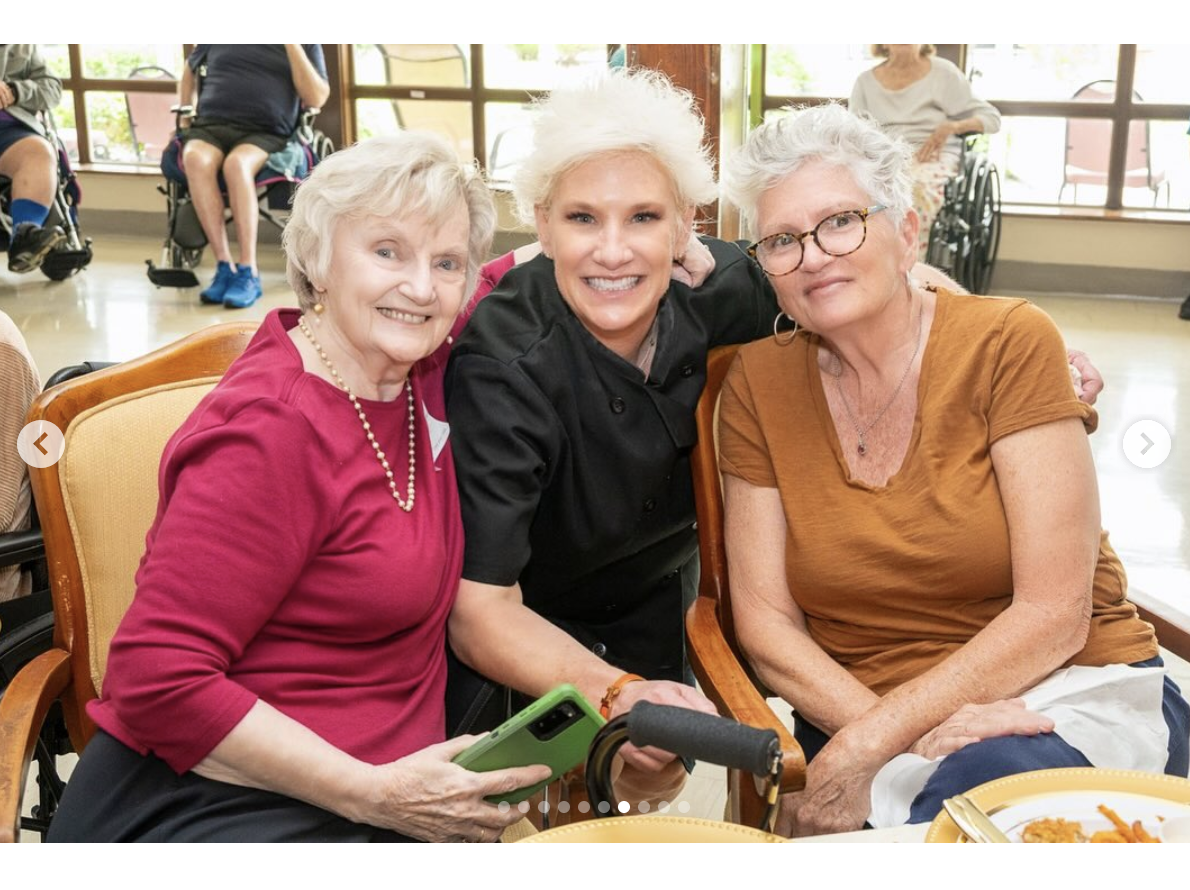 Anne Burrell est vue avec deux résidentes âgées sur une photo datant du 11 juin 2025 | Source : Instagram/careritecenters