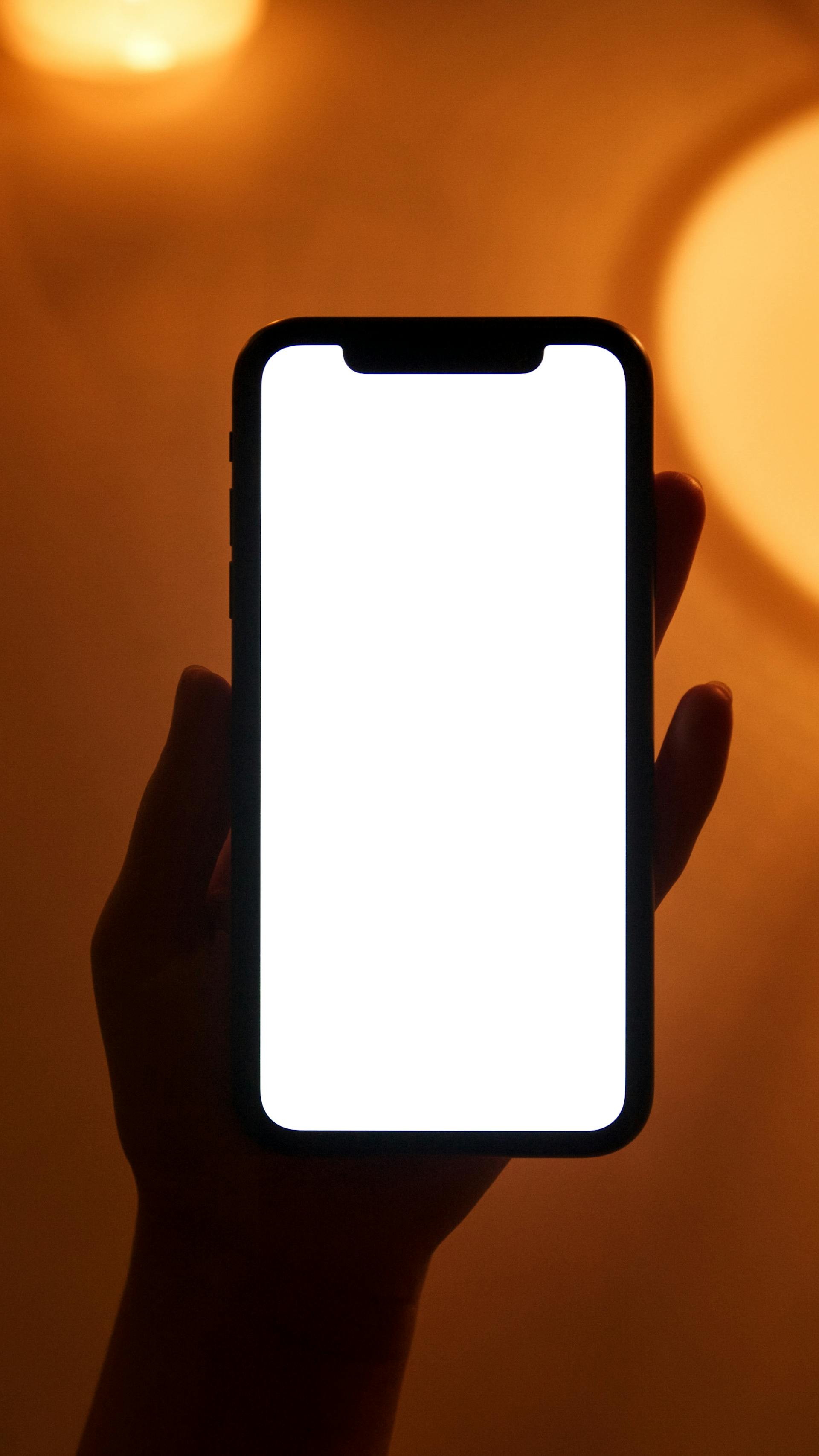 Une personne tenant un téléphone portable | Source : Pexels