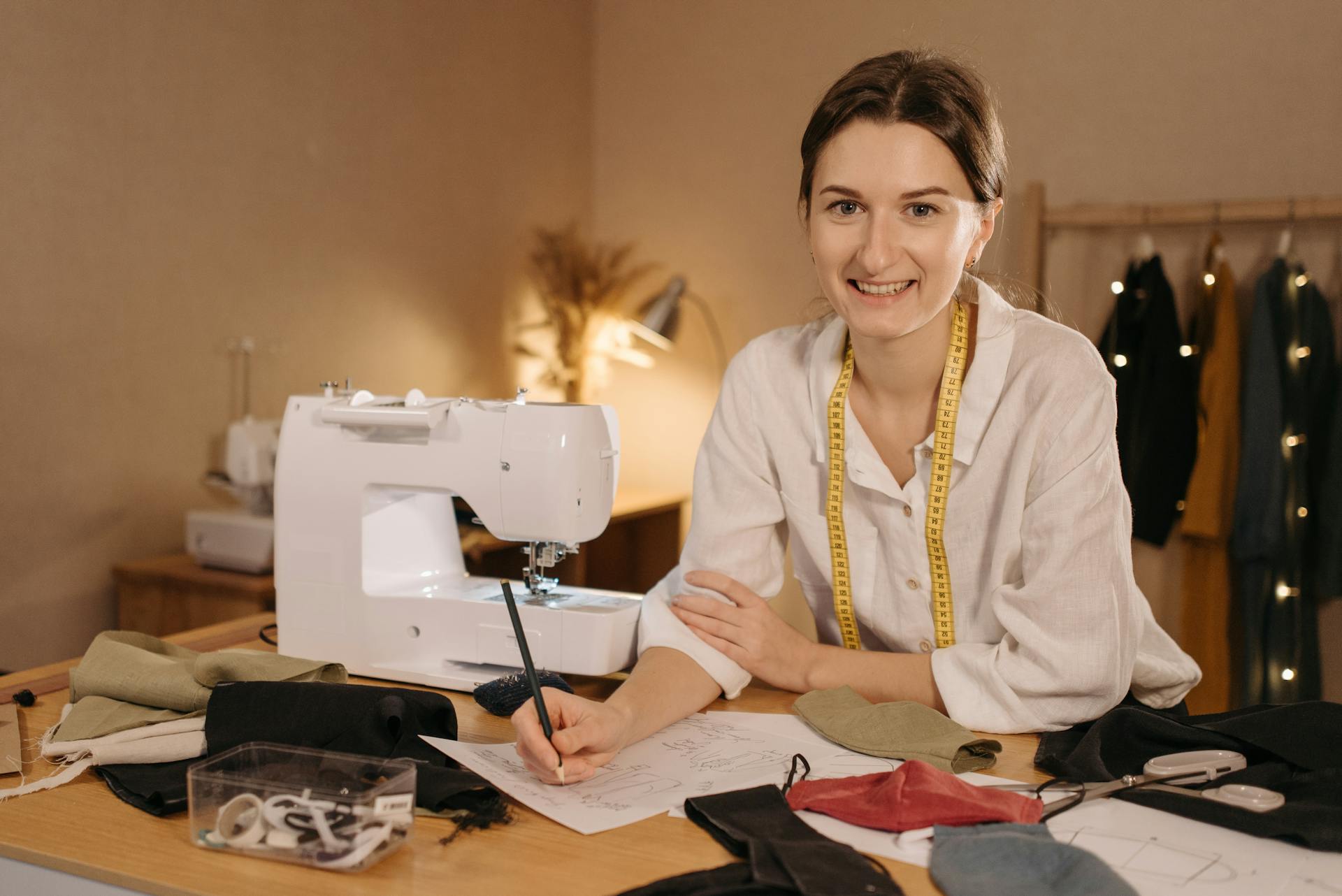 Une couturière souriante | Source : Pexels