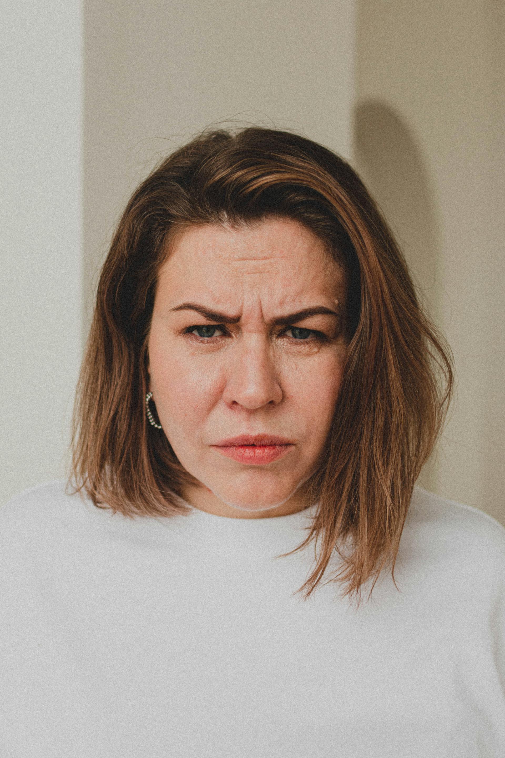 Une femme fronçant les sourcils face à quelqu'un | Source : Pexels