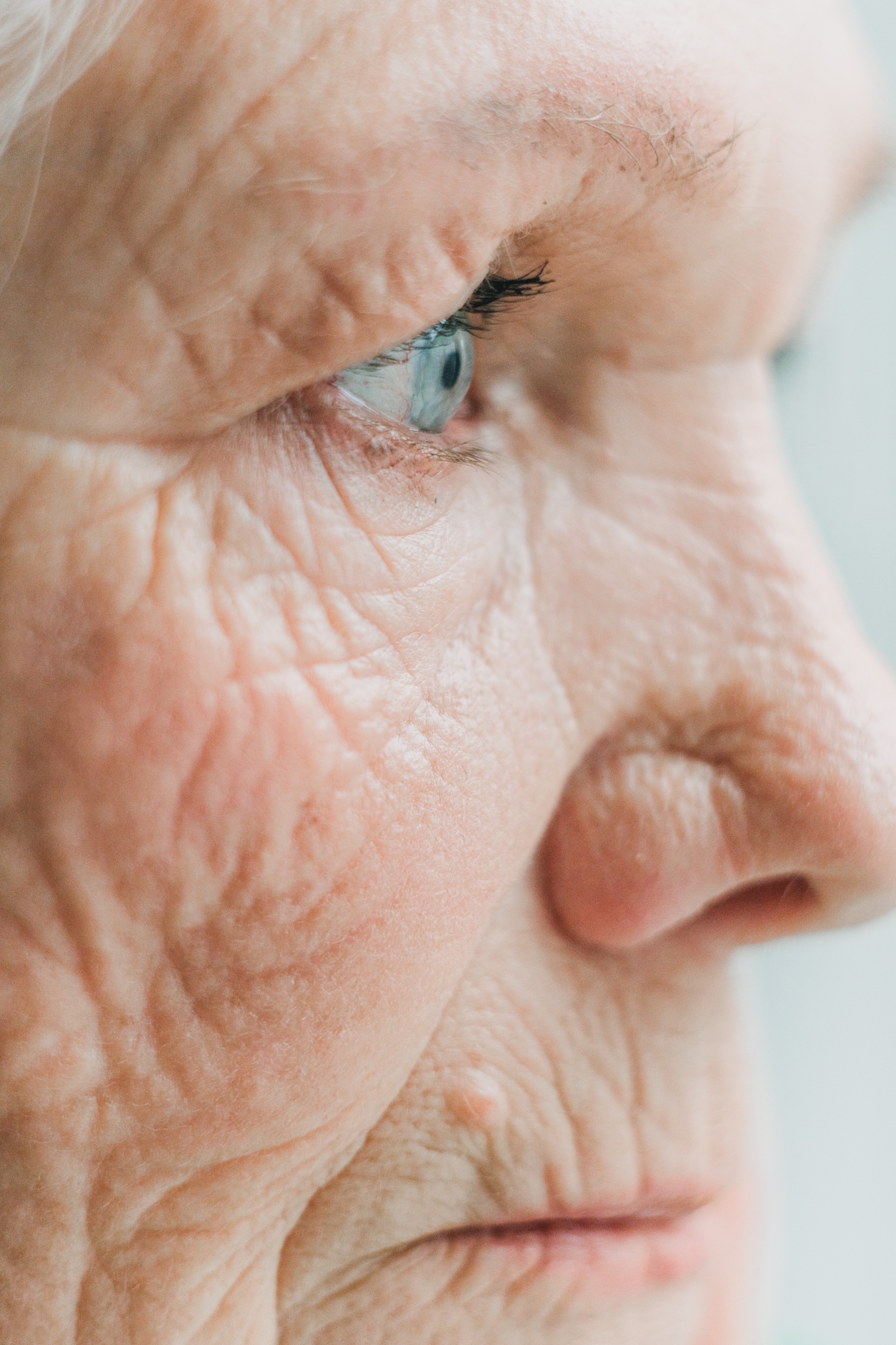 Gros plan sur une femme âgée triste | Source : Pexels