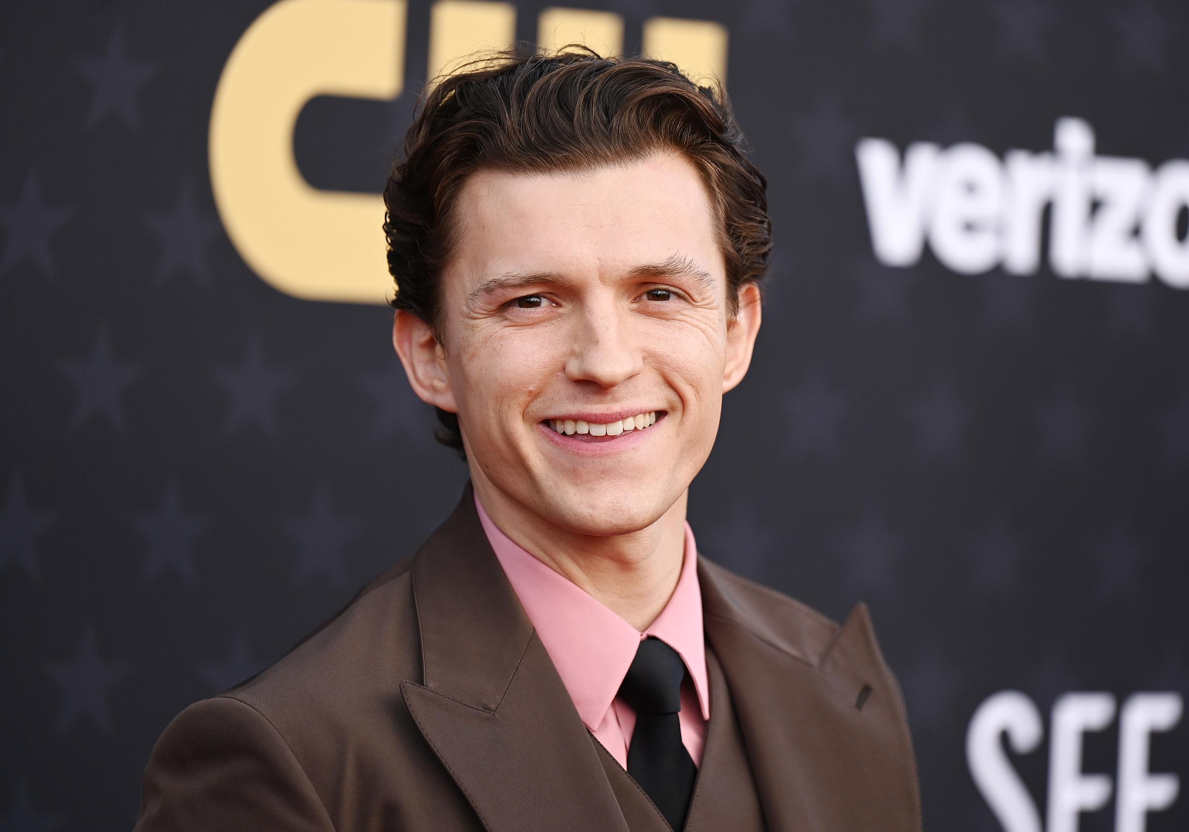 Tom Holland lors de la 29e cérémonie des Critics' Choice Awards à Santa Monica, posant sur le tapis rouge | Source : Getty Images