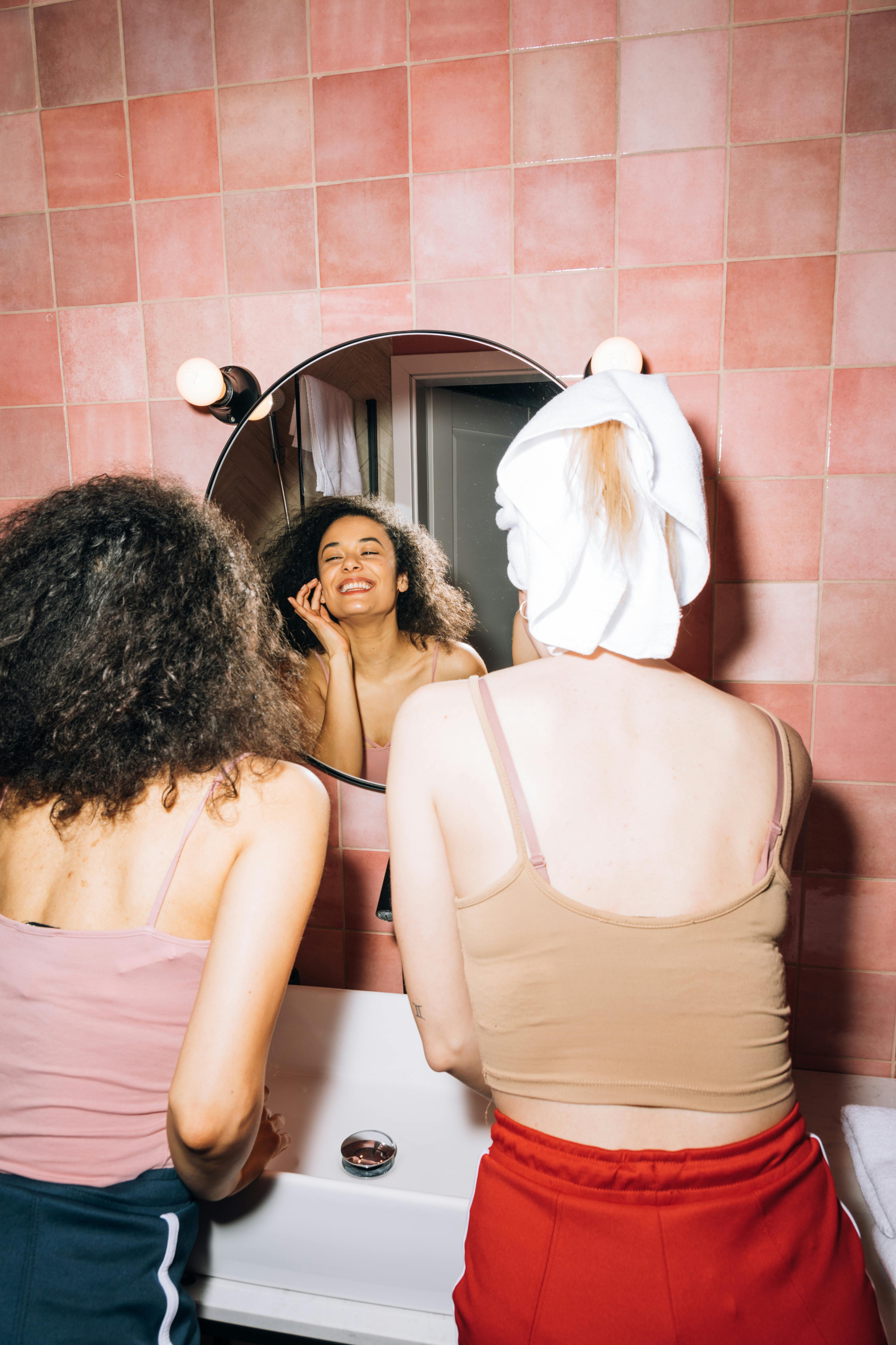 Deux femmes qui rient ensemble | Source : Pexels