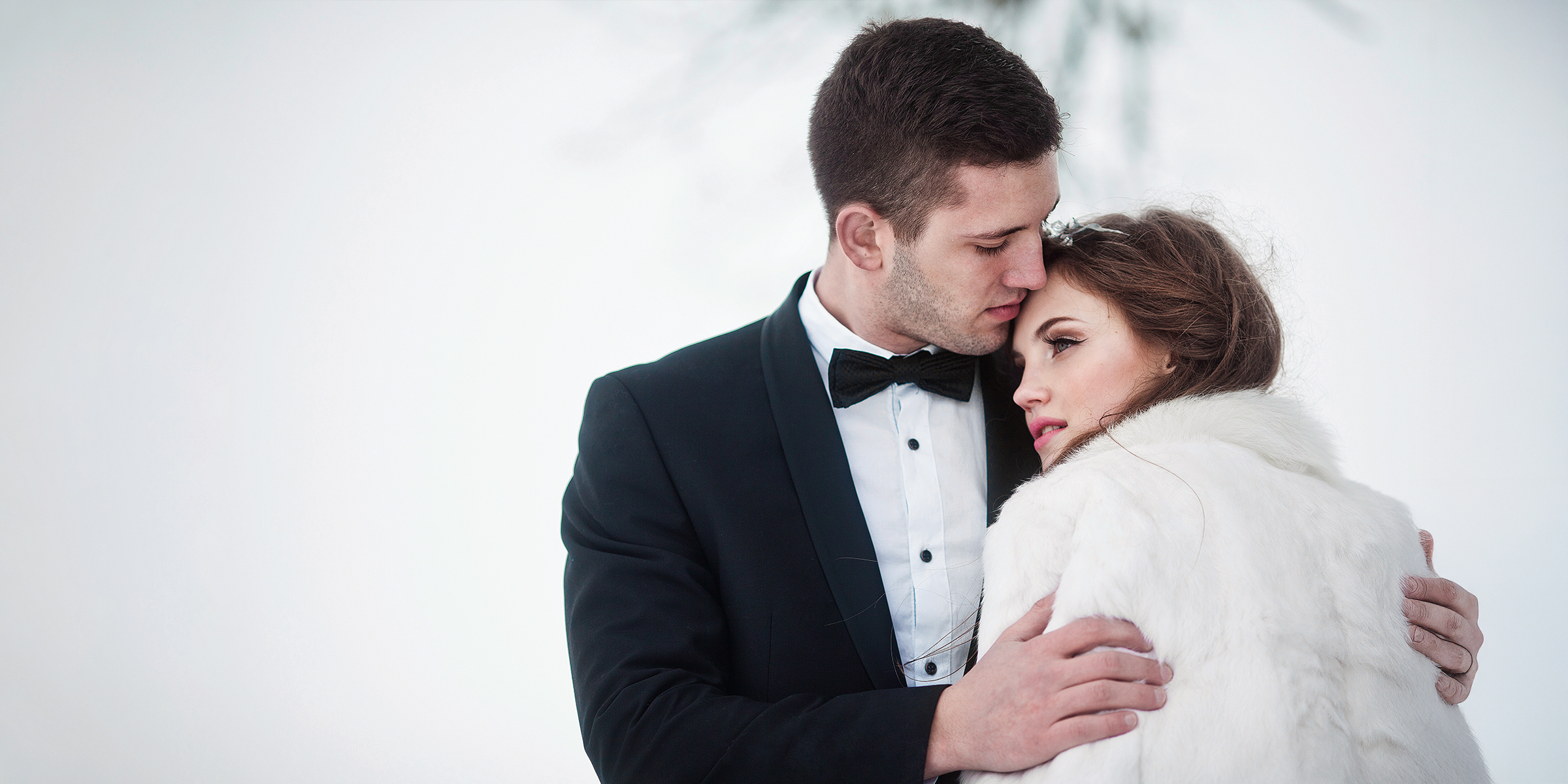 Un marié réconfortant sa fiancée en détresse | Source : Shutterstock
