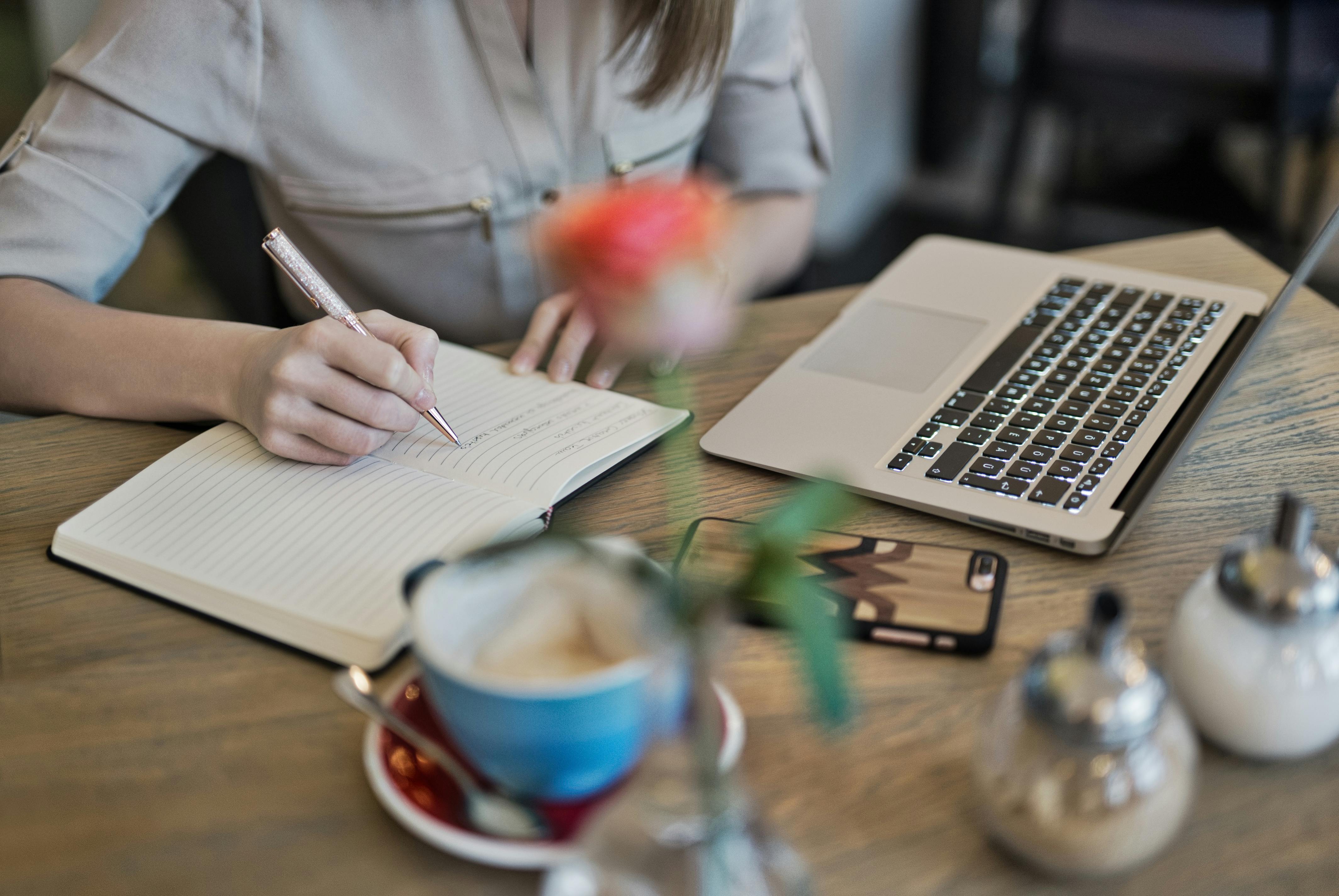 Une femme qui travaille sur quelque chose | Source : Pexels