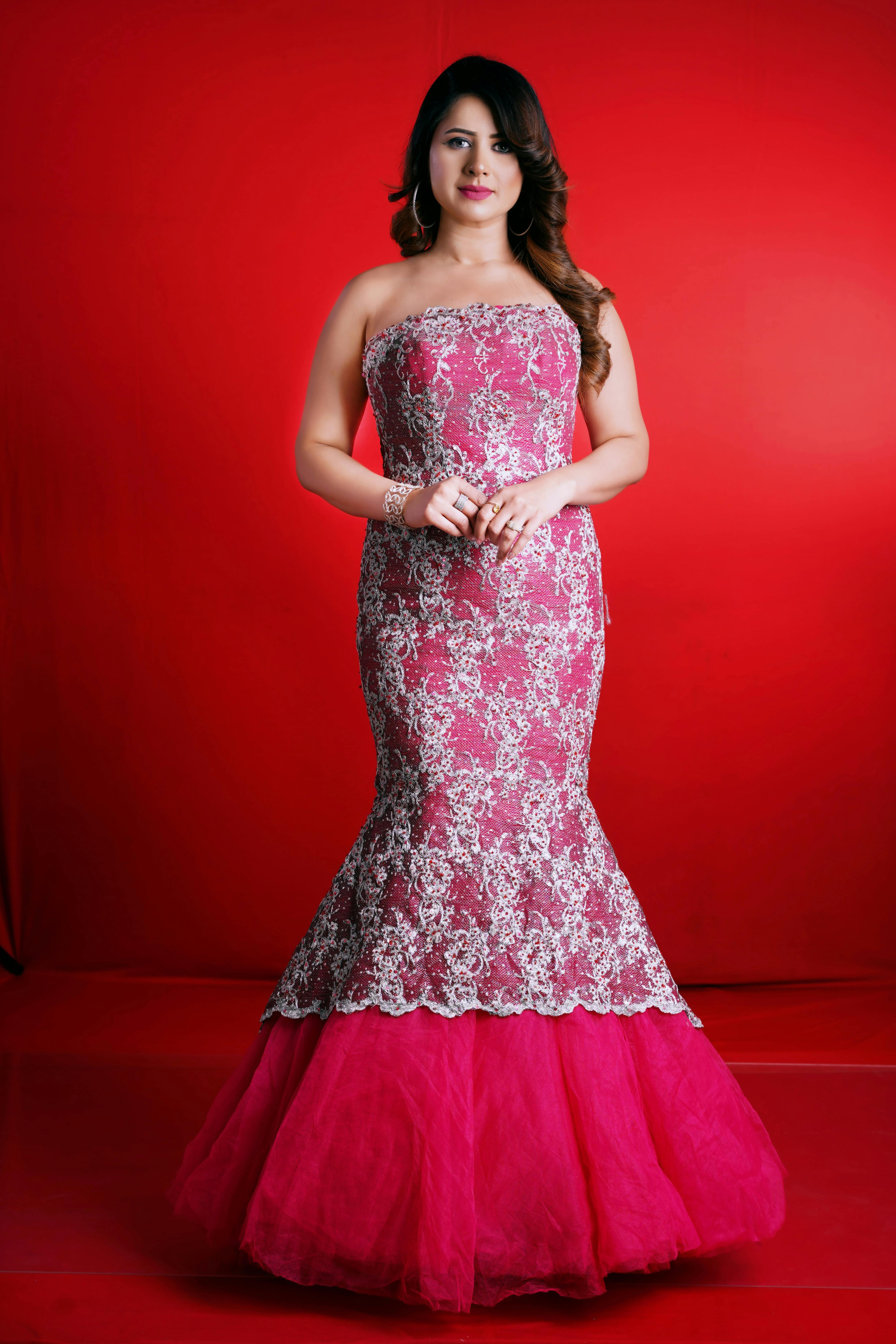 Une femme en robe rose | Source : Pexels