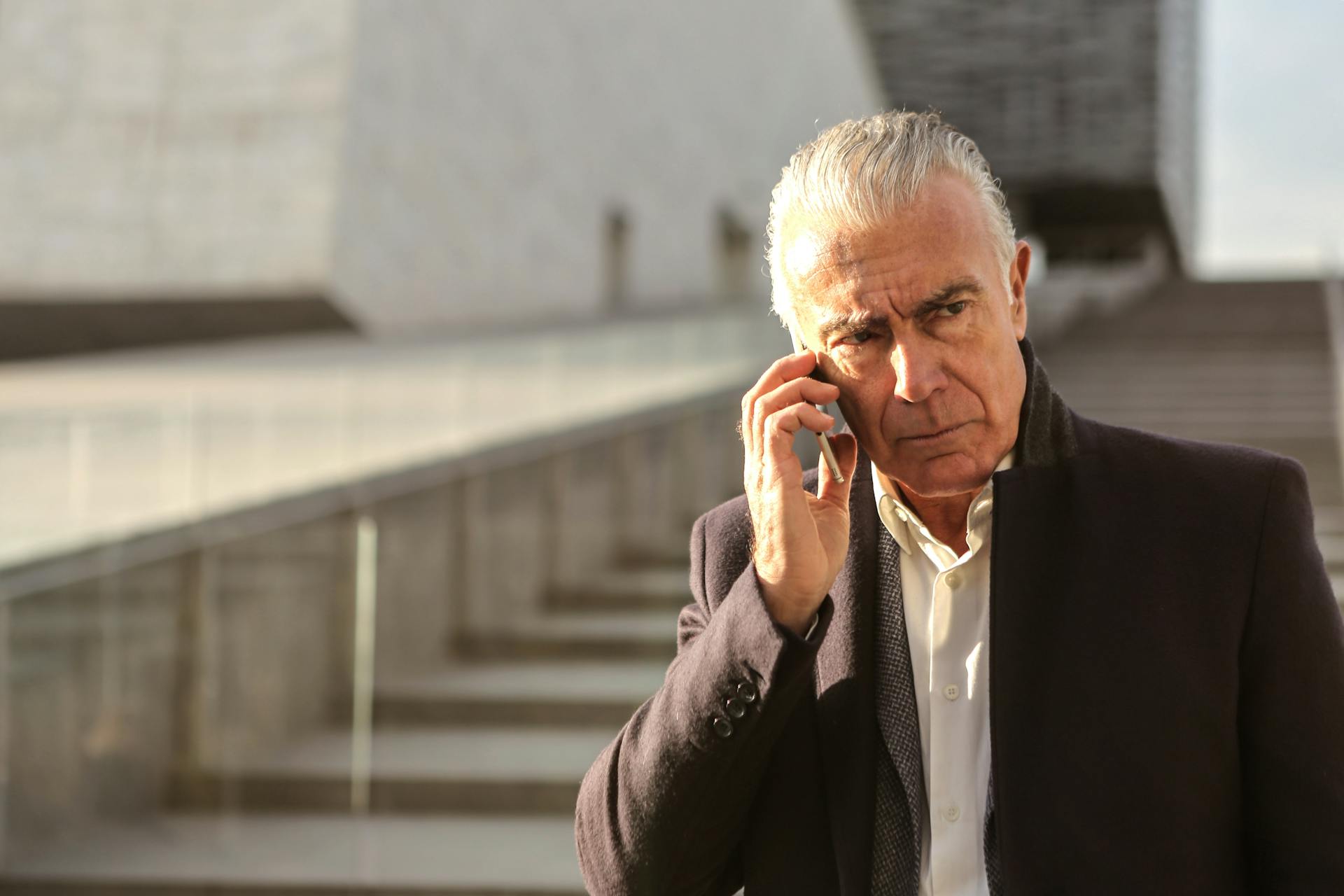 Un homme âgé déprimé qui parle au téléphone | Source : Pexels