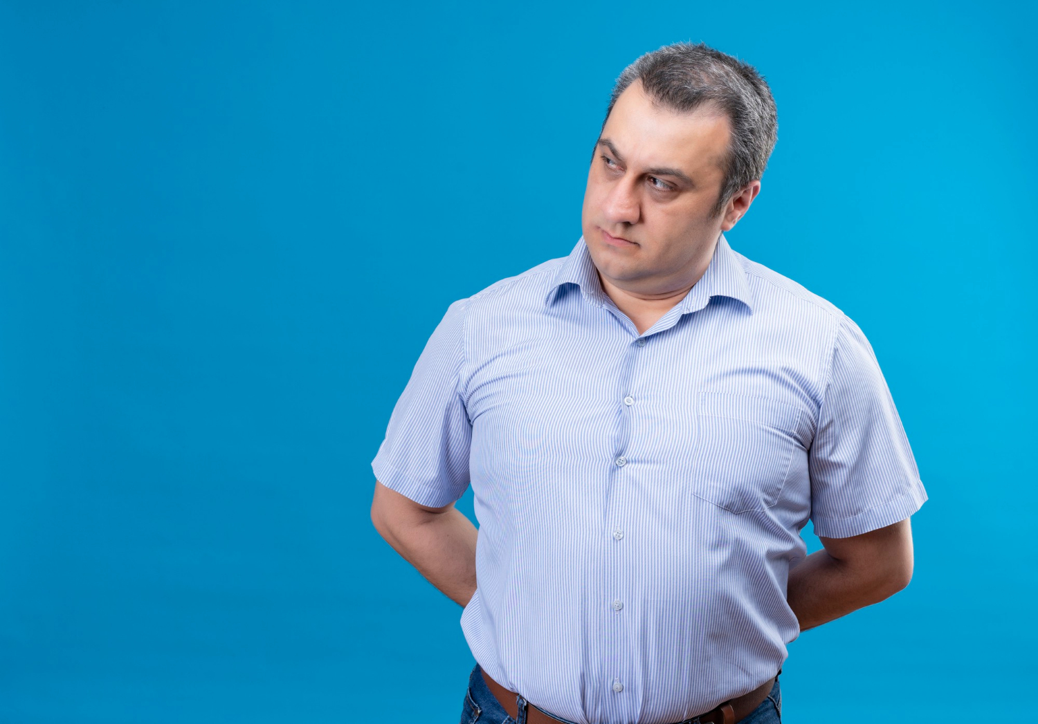 Un homme à l'expression sérieuse | Source : Freepik