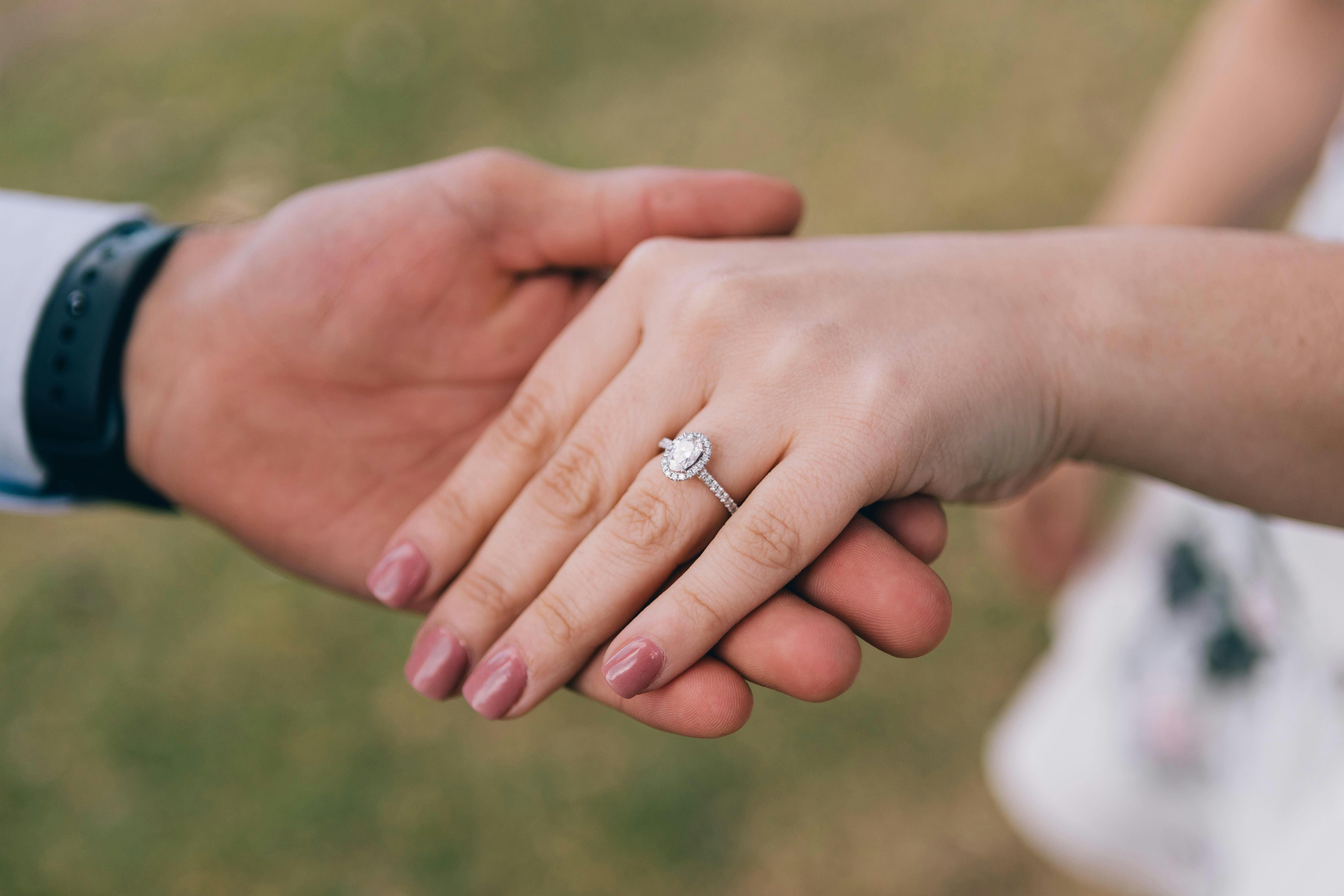 Couple se tenant par la main | Source : Pexels