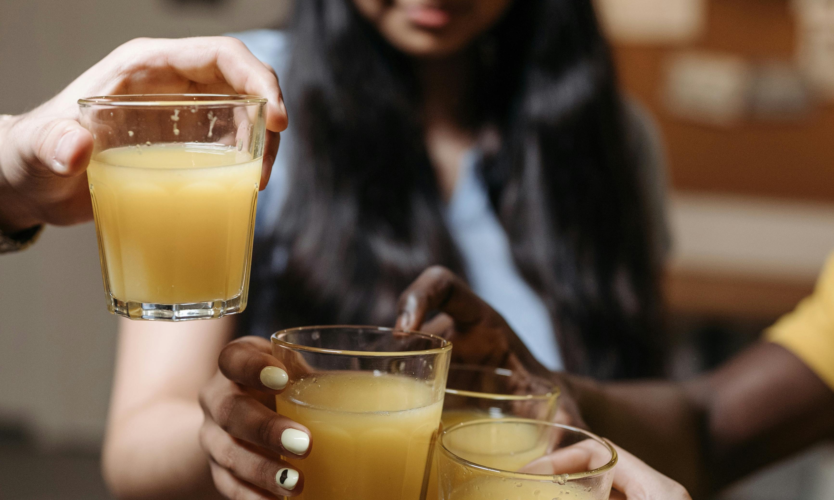 Des amis qui lèvent leurs verres pour porter un toast | Source : Pexels