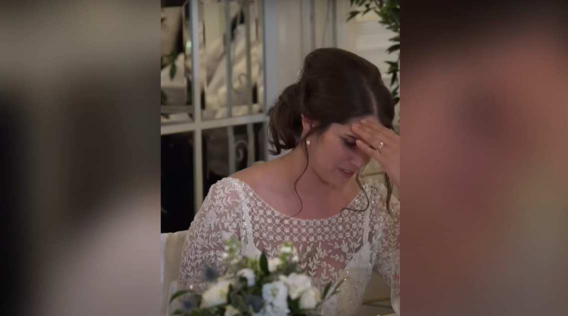 Katie, la femme de Ian Young, se tenant la tête | Source : YouTube / Daily Record