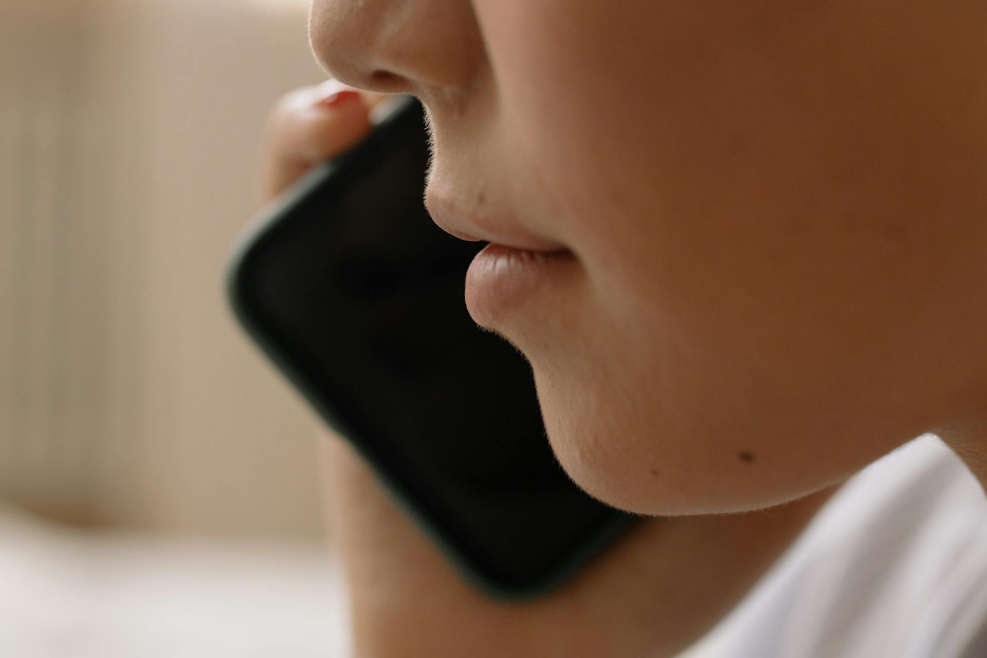 Une femme qui parle au téléphone | Source : Pexels
