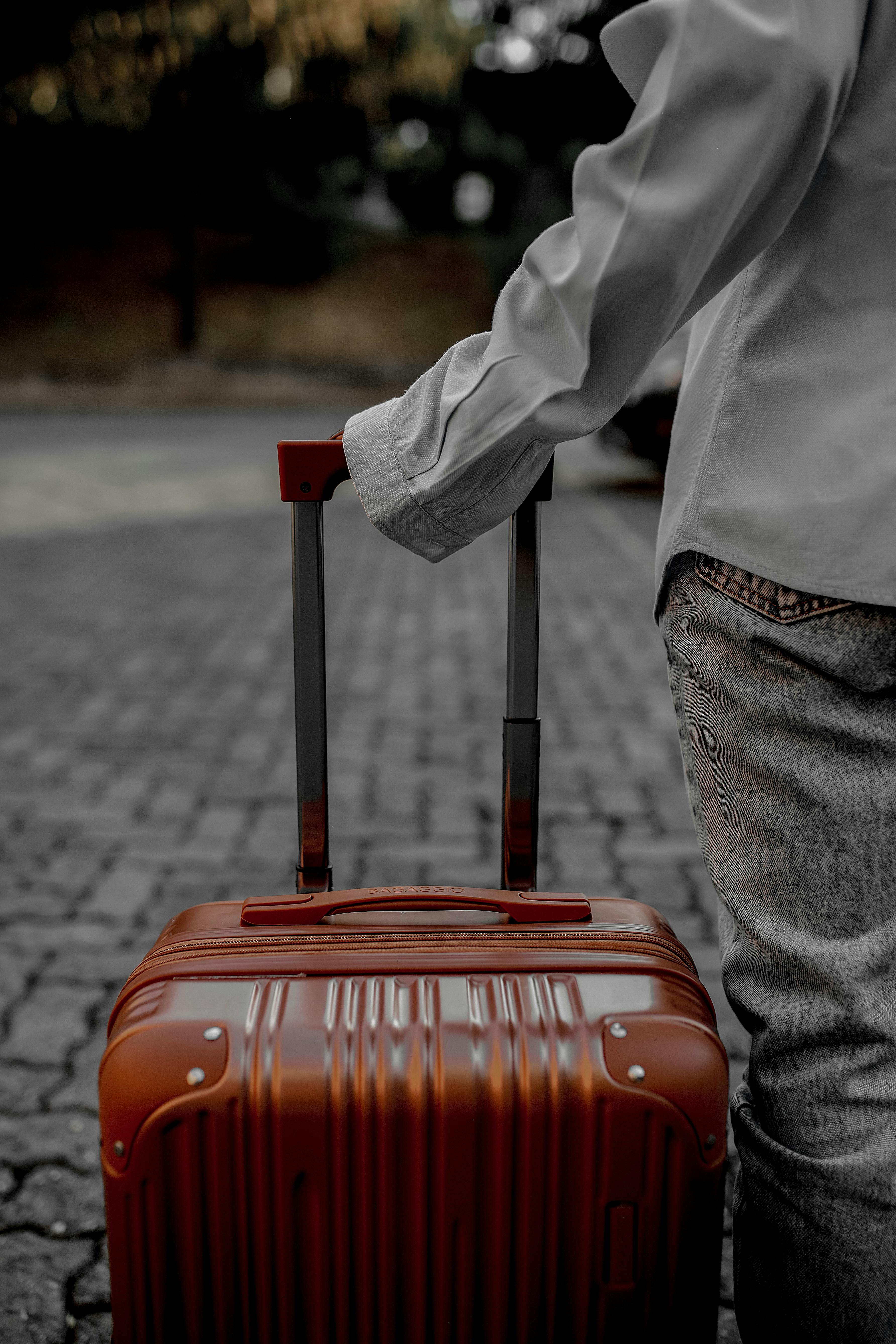 Un homme avec des bagages | Source : Pexels