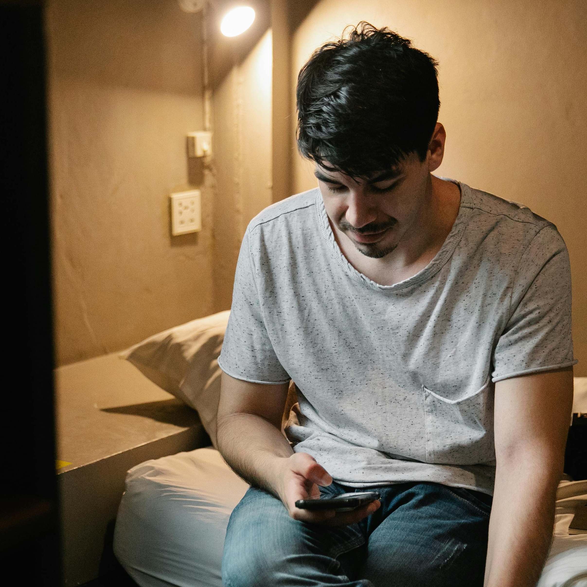 Un homme sur son téléphone | Source : Pexels