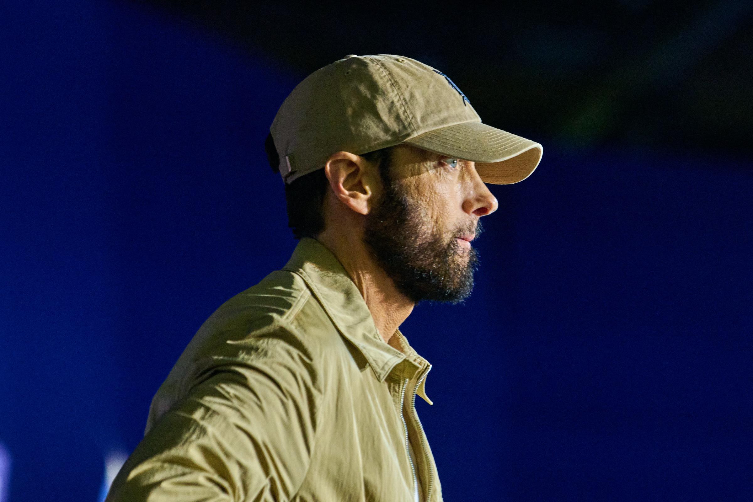 Le rappeur Eminem présente l'ancien président Barack Obama lors d'un rassemblement en faveur de la candidature de la vice-présidente Kamala Harris à l'élection présidentielle de 2024, à Détroit, dans le Michigan, le mardi 22 octobre 2024 I Source : Getty Images