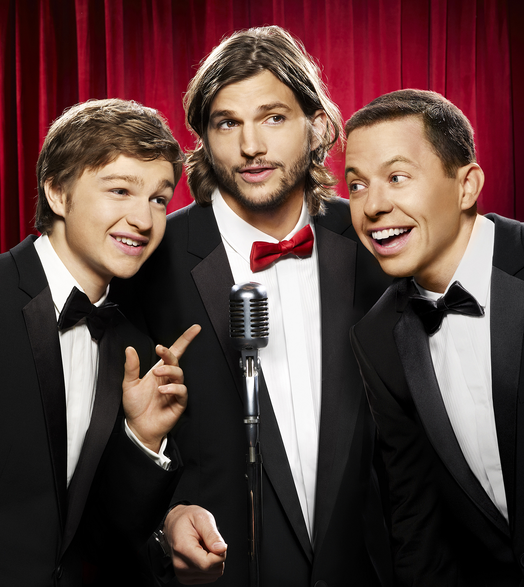 L'acteur photographié avec Ashton Kutcher et Jon Cryer dans « Two and a Half Men », en 2011 | Source : Getty Images