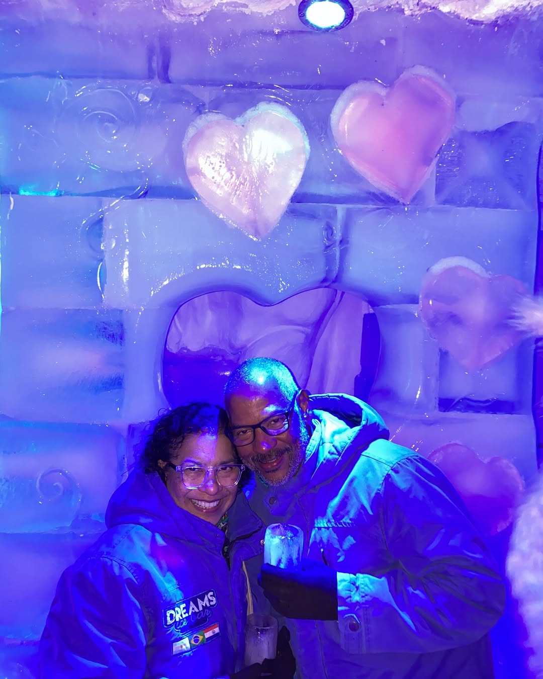 Les parents de Juliana Marins posant devant une structure de glace, extrait d'un post daté du 27 mai 2025 | Source : Instagram/ajulianamarins