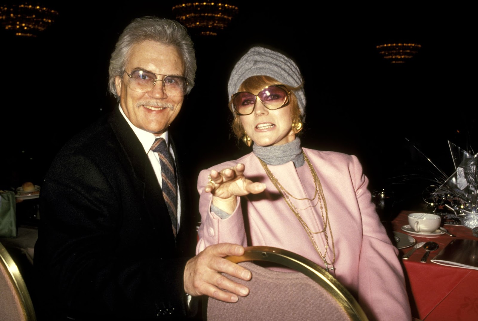 La star de télévision et Roger Smith lors du déjeuner de remise des prix Gypsy Awards de la Société professionnelle de danse à Beverly Hills, en Californie, en 1991. | Source : Getty Images
