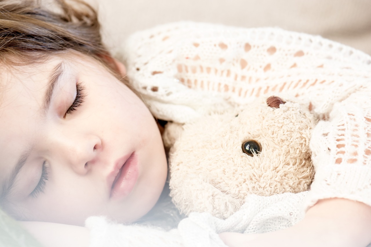 Une petite fille qui dort profondément | Source : Pixabay