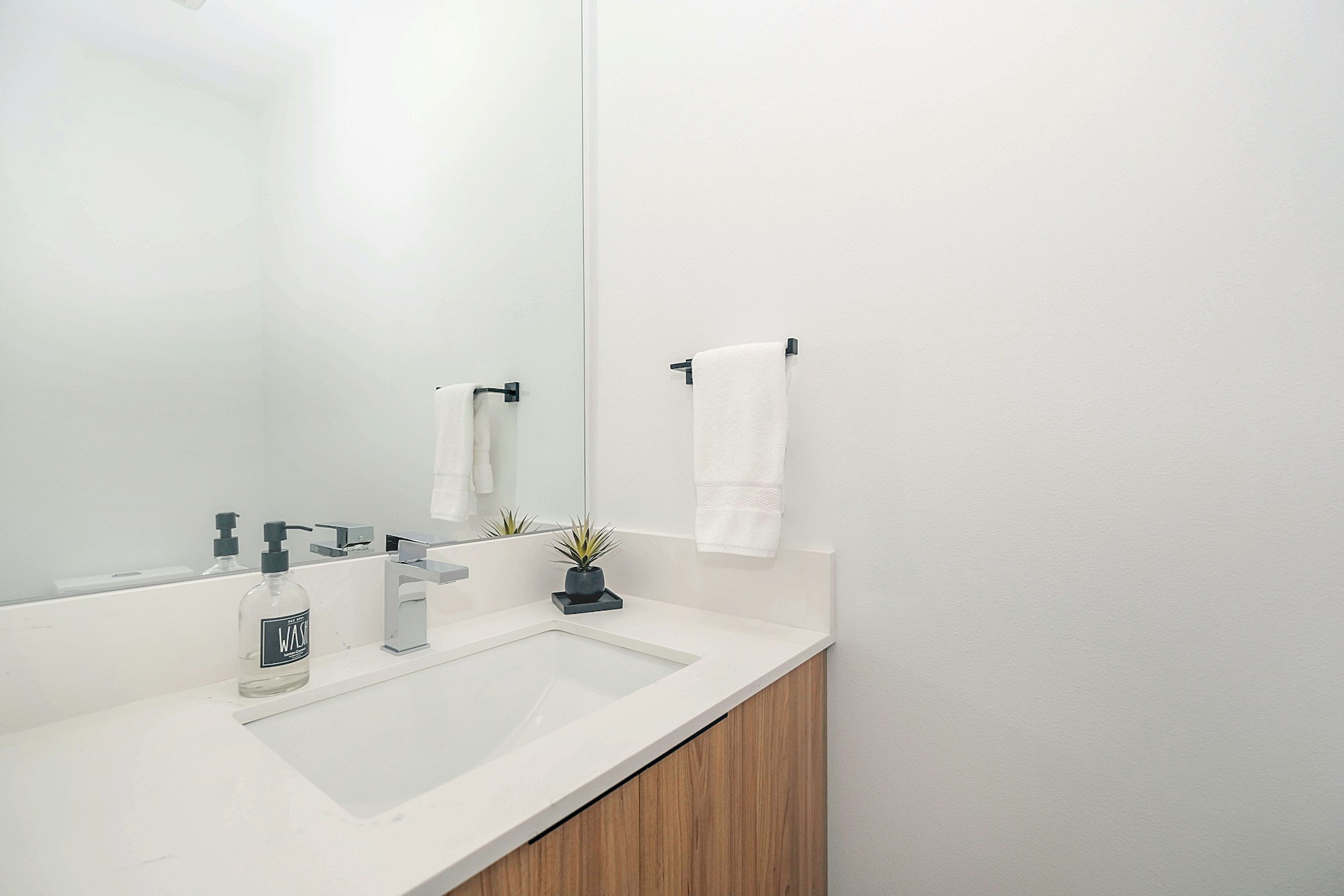 Un comptoir et un évier de salle de bain propres | Source : Unsplash