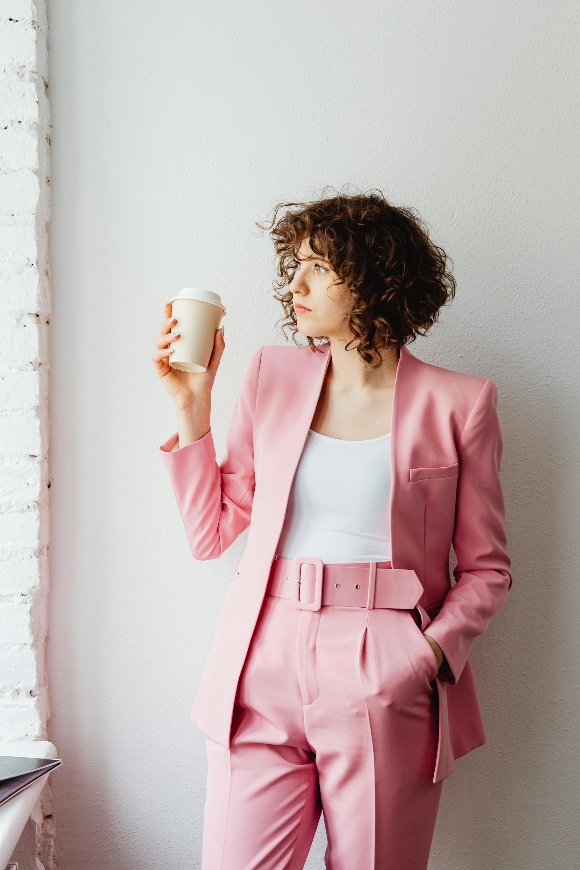 Une femme tenant un gobelet de café | Source : Pexels