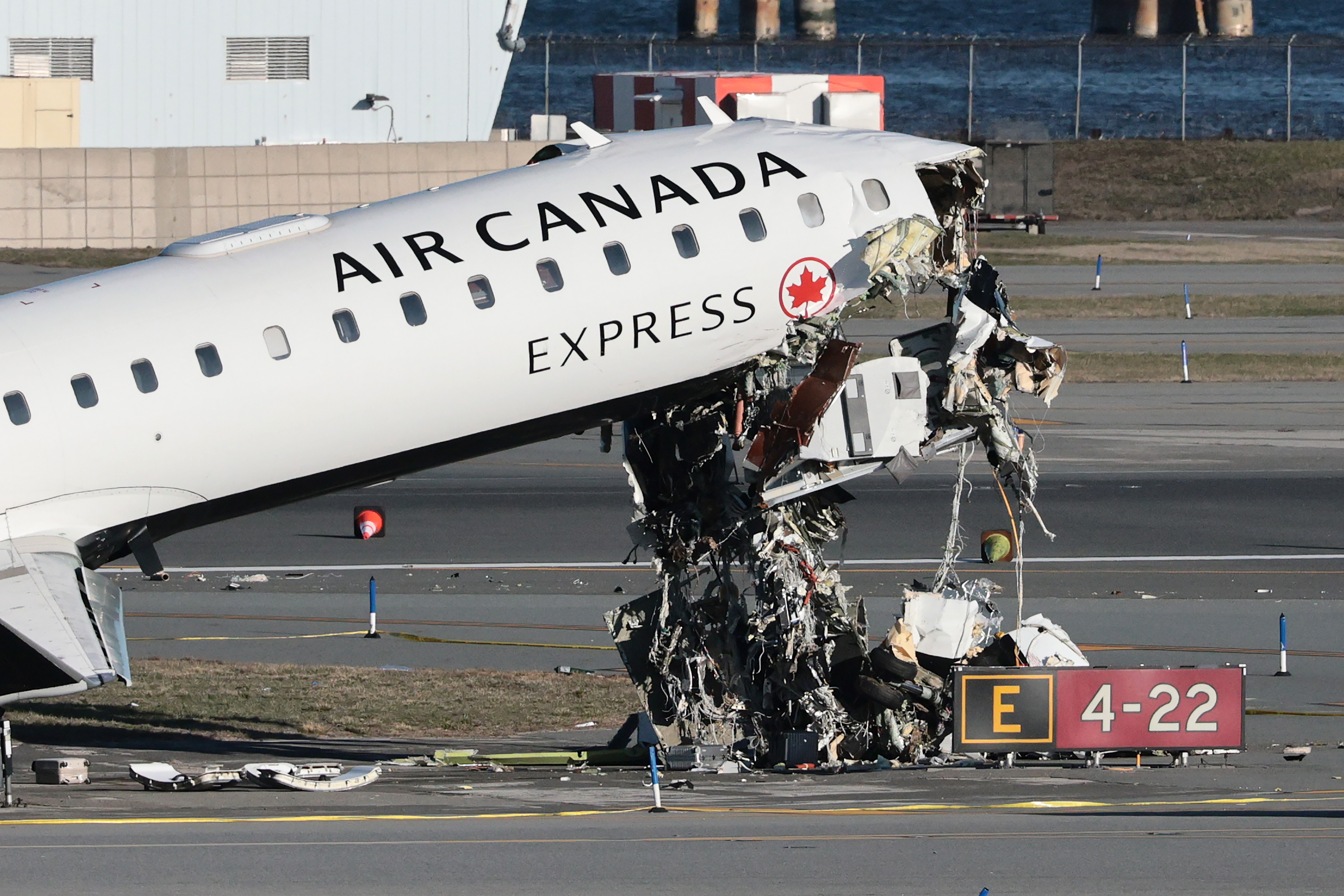 Un CRJ-900 d'Air Canada Express immobilisé sur la piste après être entré en collision avec un camion de pompiers de l'Autorité aéroportuaire à l'aéroport LaGuardia, le 24 mars 2026, à New York | Source : Getty Images