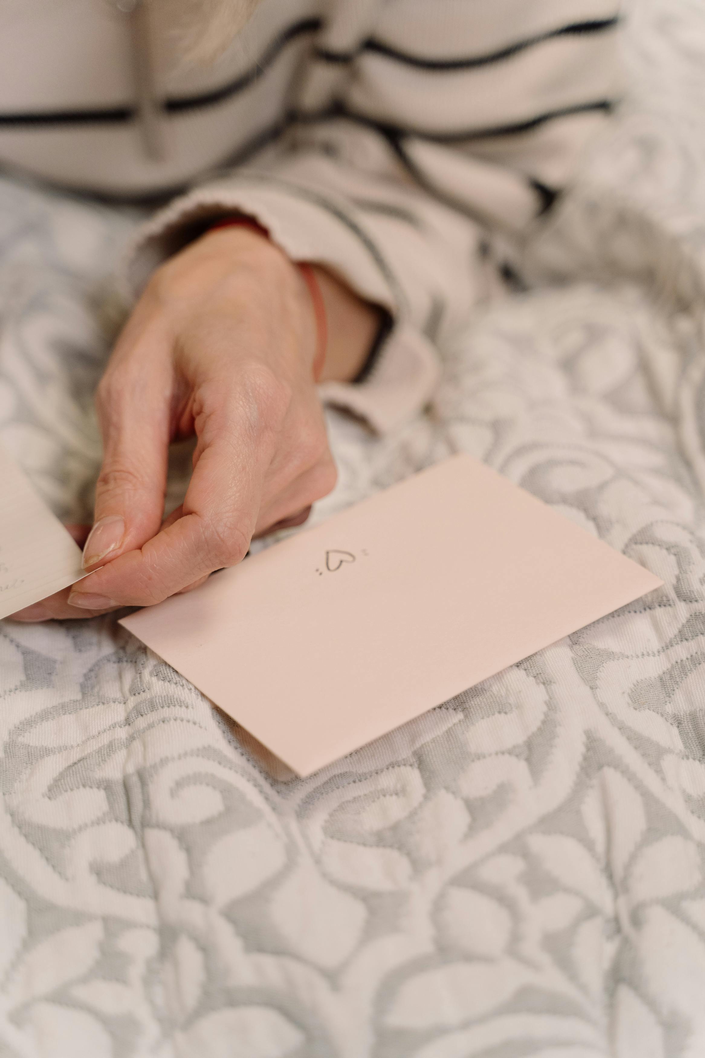 Une note pliée près de la main d'une personne | Source : Pexels