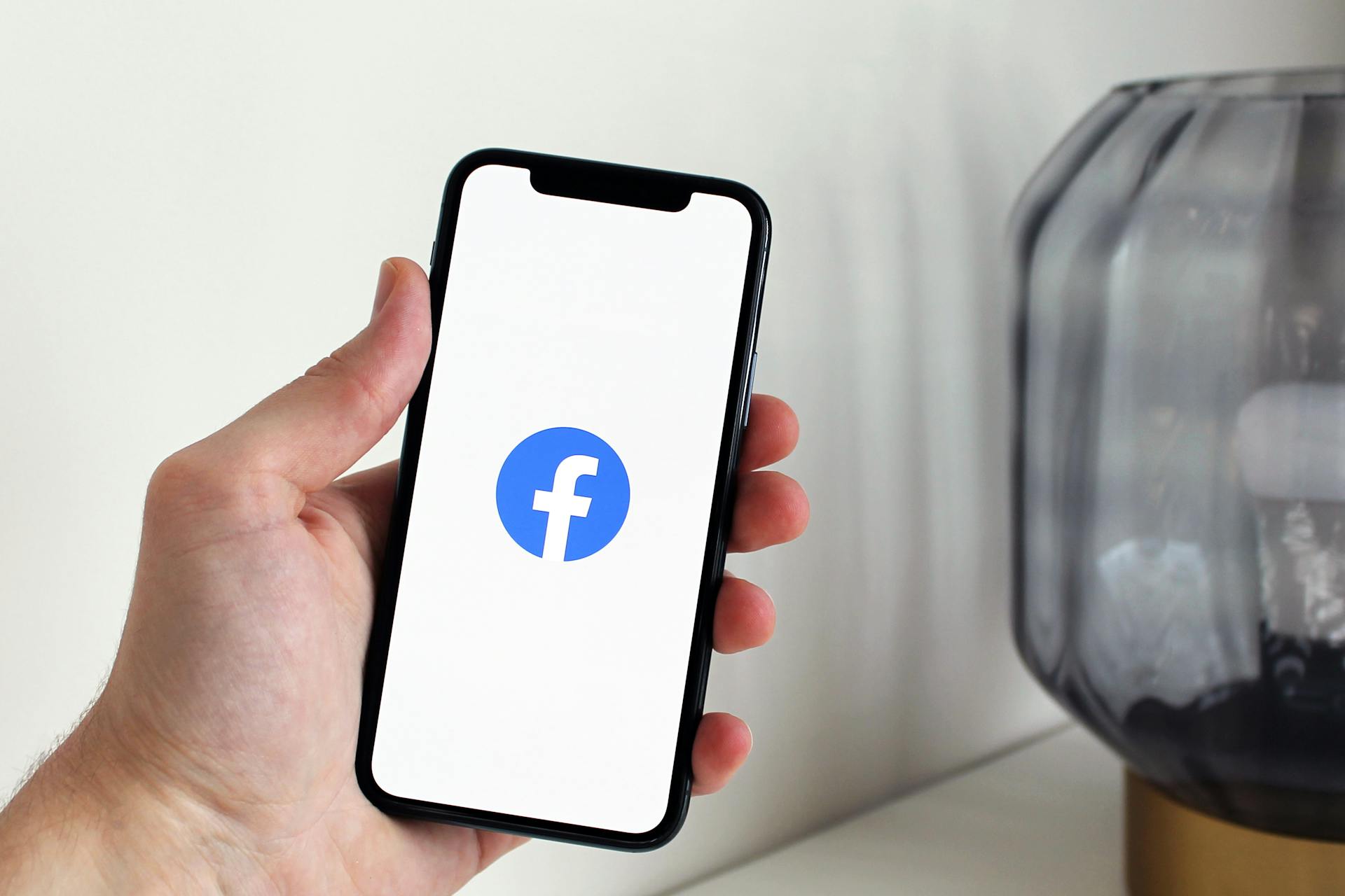 Logo Facebook sur un téléphone | Source : Pexels