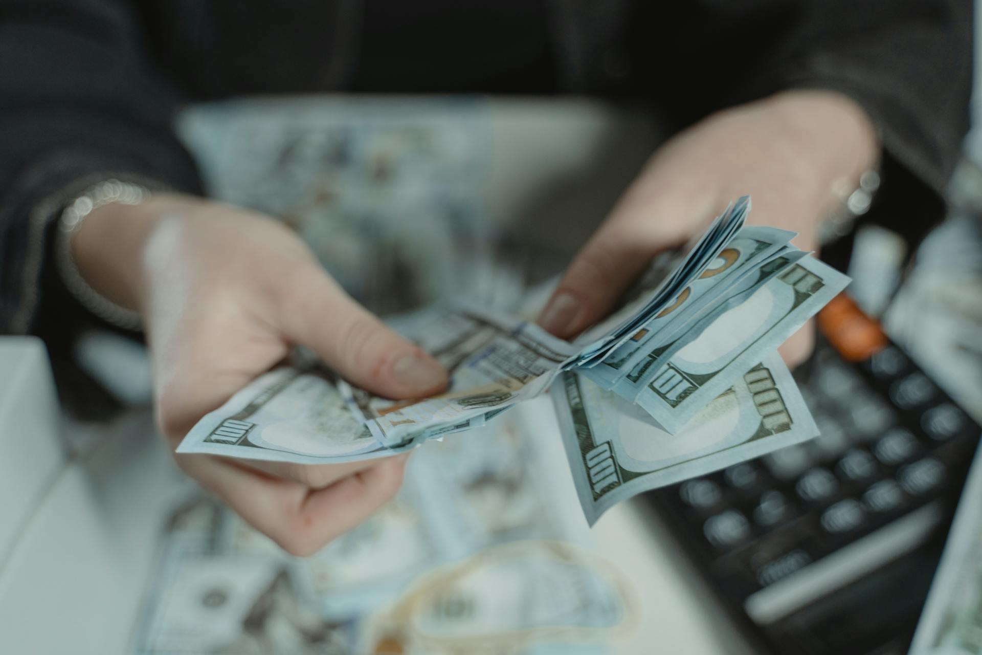 Une personne comptant des billets de banque | Source : Pexels