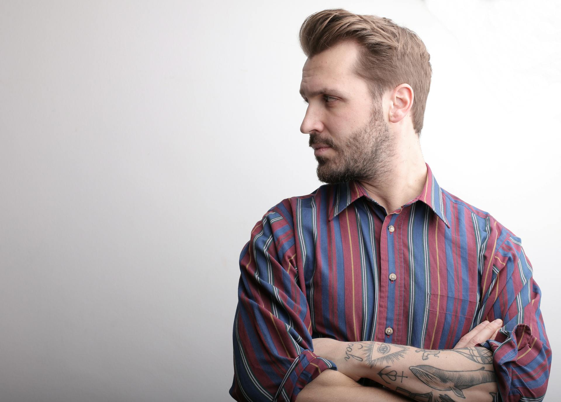 Un homme avec les bras croisés | Source : Pexels