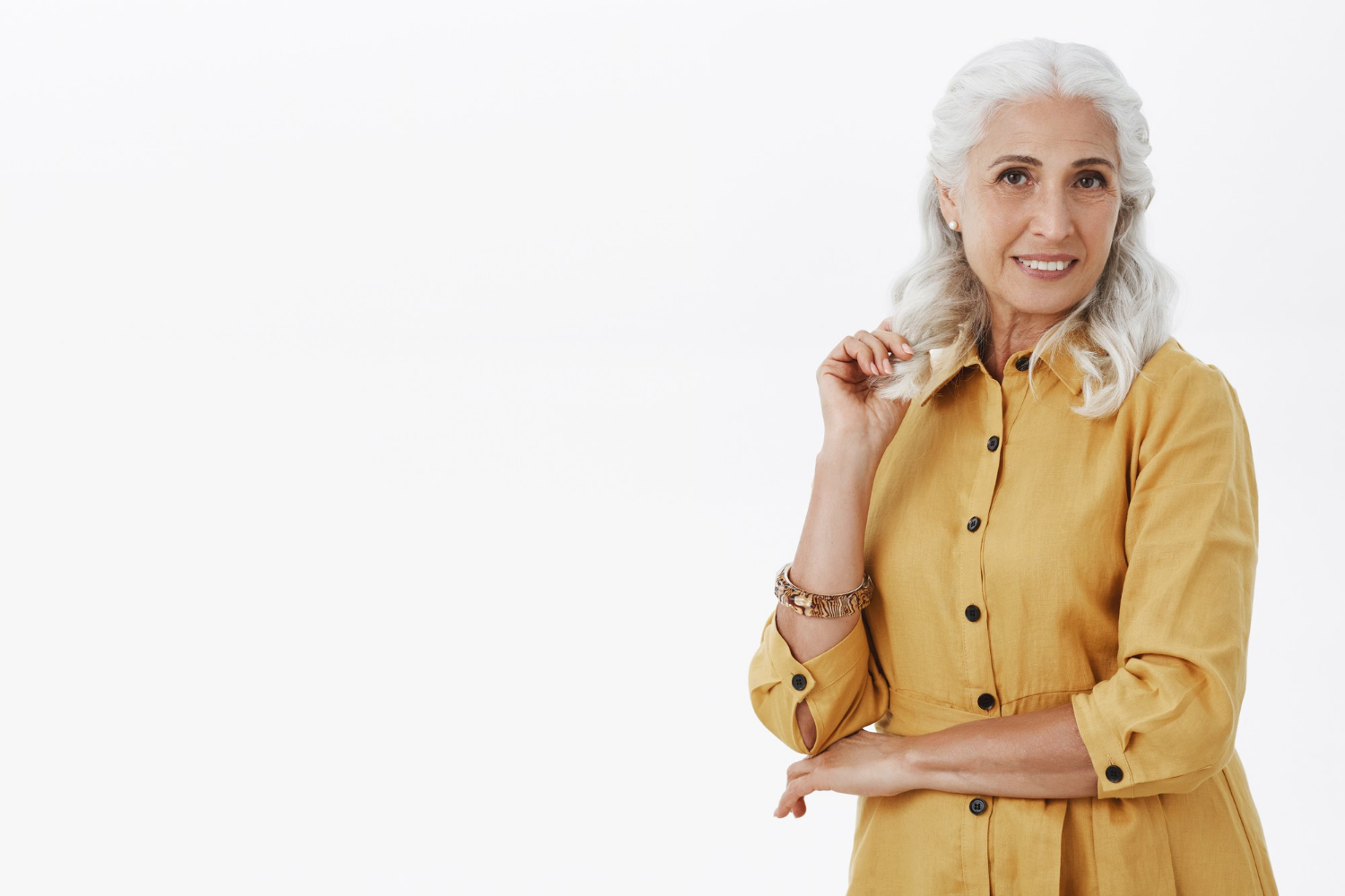 Une femme âgée expressive qui sourit | Source : Freepik