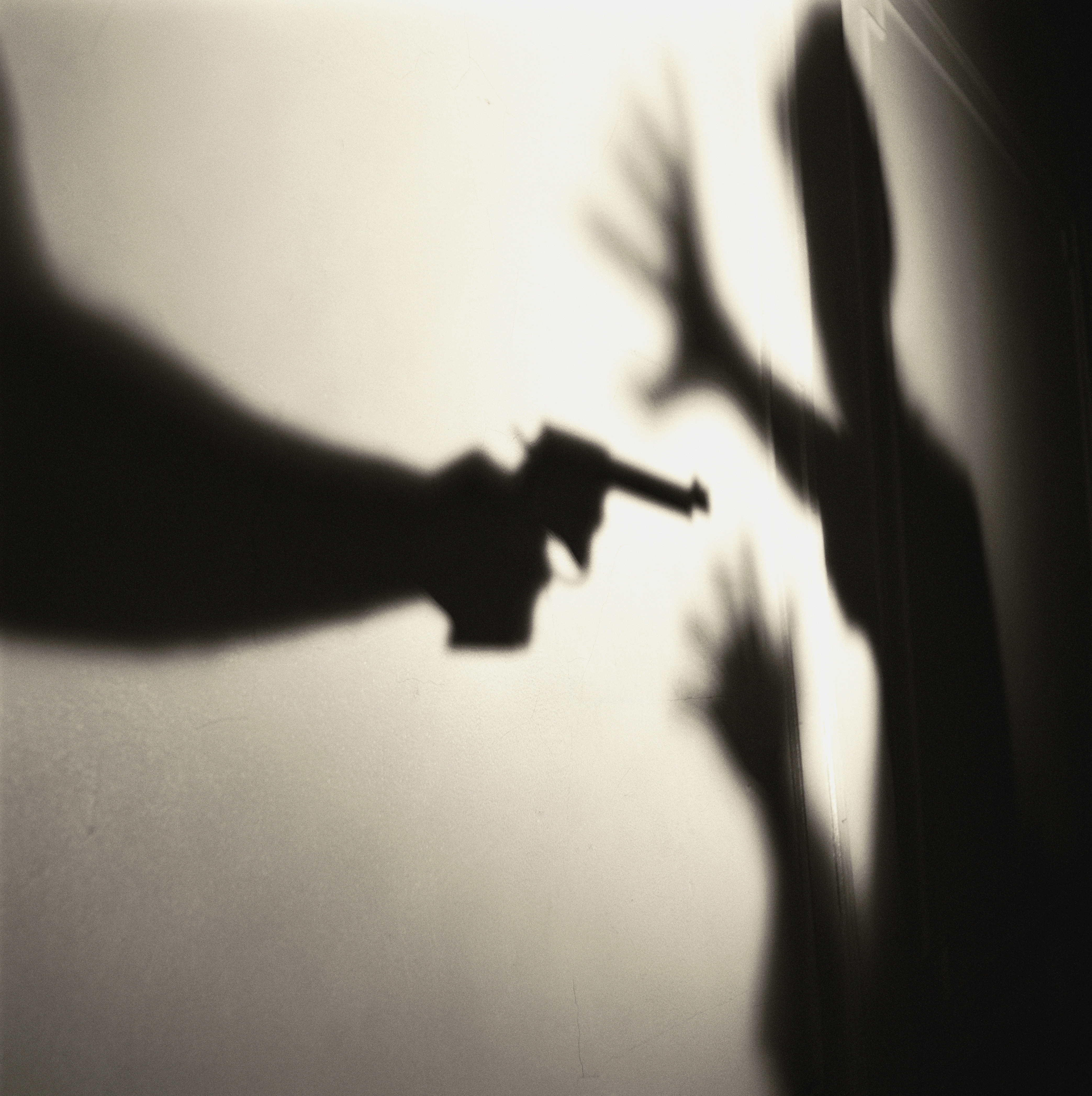 Pistolet dans la main d'un homme I Photo d'illustration I Source : Getty Images