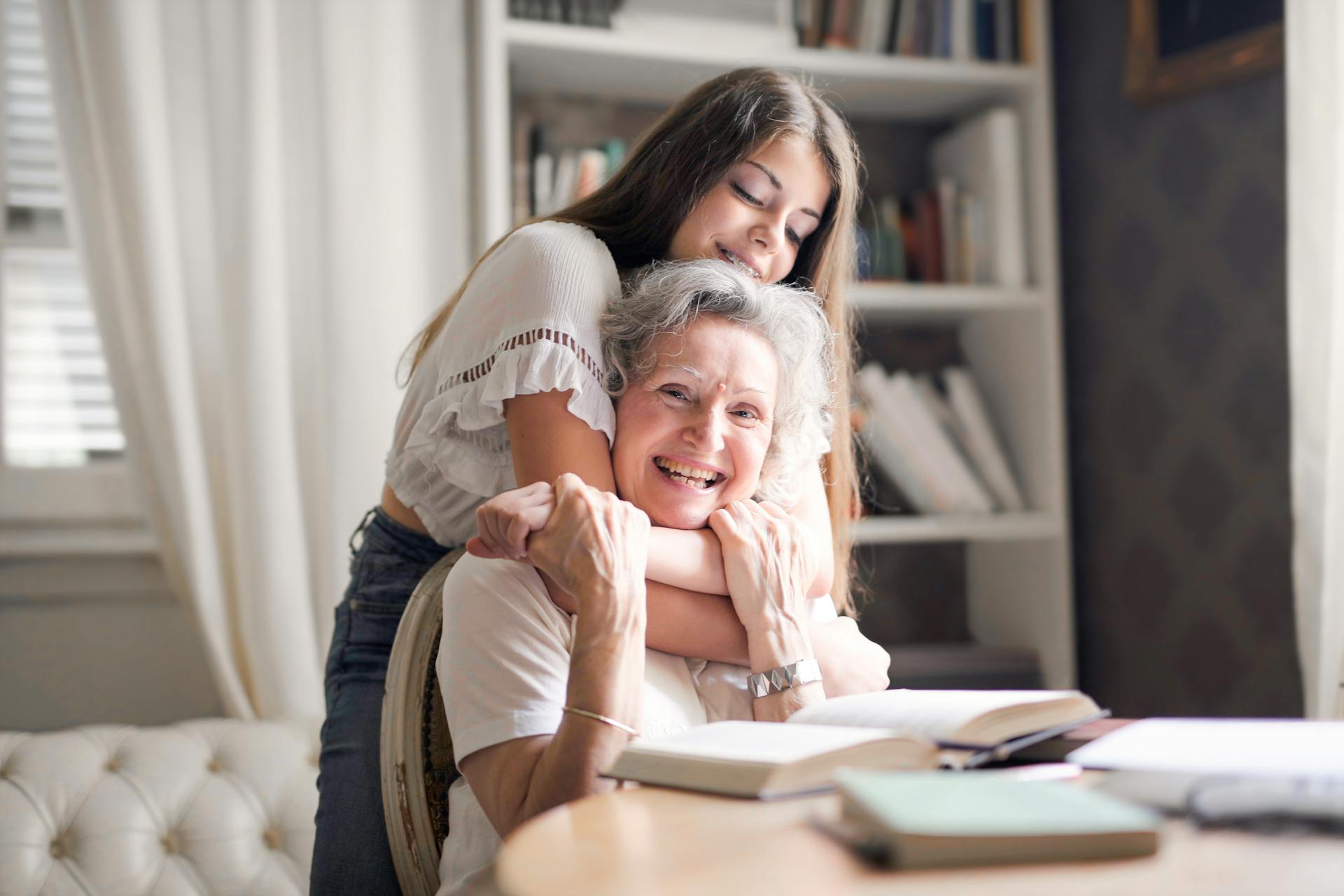 Une adolescente serrant sa grand-mère dans ses bras | Source : Pexels